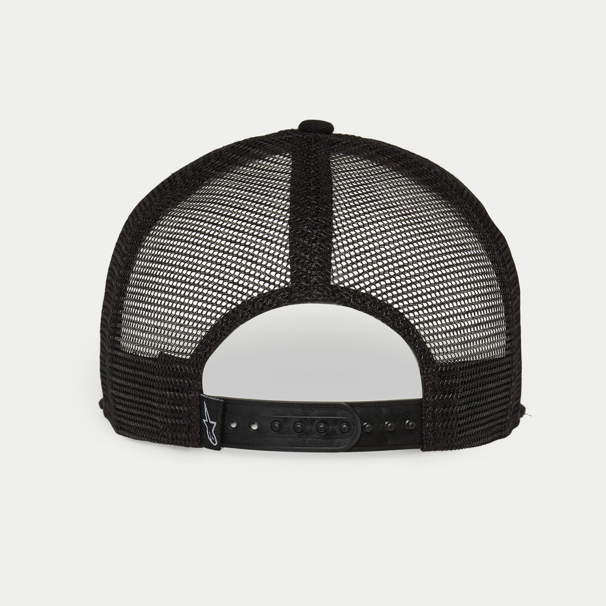 Alpinestars Corp Trucker pet, wit en zwart, achteraanzicht met zwarte ademende mesh-panelen, verstelbare snapback-sluiting, klein Alpinestars-logo op het achterlabel, casual motorsport-geïnspireerde hoofdbedekking