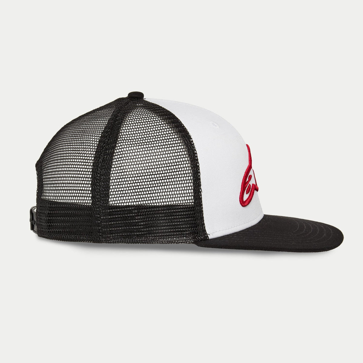 Alpinestars Corp Trucker pet, wit en zwart, zijaanzicht met wit voorpaneel en rood 3D-geborduurd logo, zwarte platte klep en mesh achterkant, casual motorsport streetwear