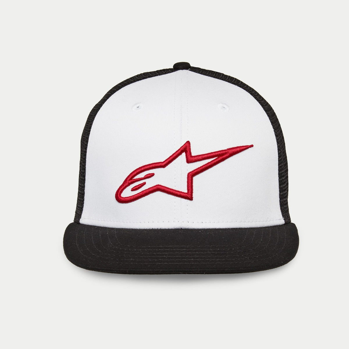 Alpinestars Corp Trucker pet, trucker pet met platte klep en gestructureerde kroon, wit voorpaneel met zwarte mesh achterkant en zwarte klep, rood 3D geborduurd Alpinestars-logo, casual motorsport hoofdbedekking
