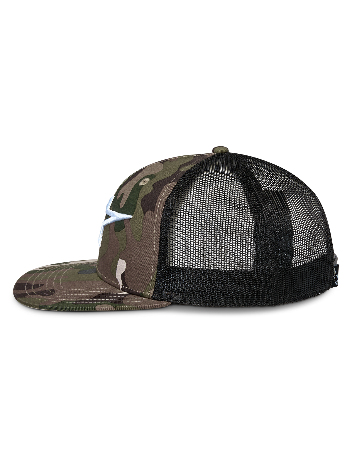 Alpinestars Corp Trucker pet, zijprofiel, groene camouflage twill voorkant en platte klep, zwarte mesh achterkant, wit geborduurd Astars-logo, casual motorsport streetwear