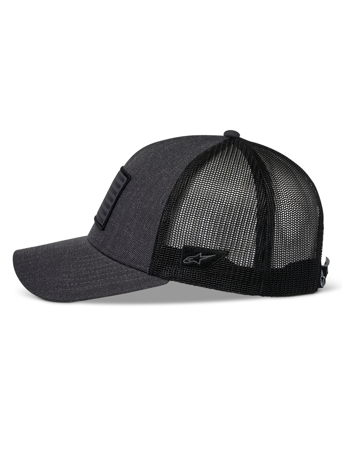 Casquette Snapback Flag Alpinestars, gris chiné anthracite et noir, vue de profil, visière courbée avec couronne structurée, devant en sergé et arrière en maille polyester noire, petit patch logo Astars sur le côté, couvre-chef décontracté de style sport automobile