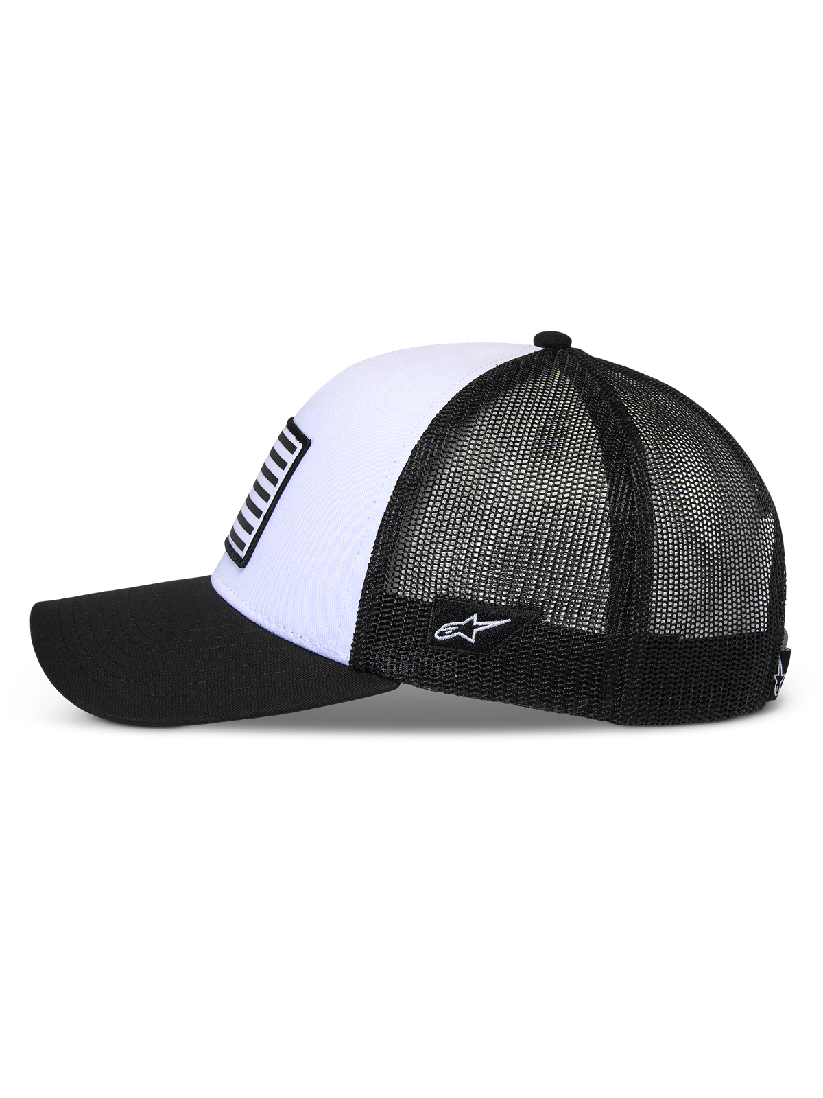 Alpinestars Flag Snapback pet, wit en zwart, zijaanzicht, voorzien van een gebogen zwarte klep, gestructureerd wit voorpaneel met een patch in vlagstijl en een ademende zwarte mesh achterkant.