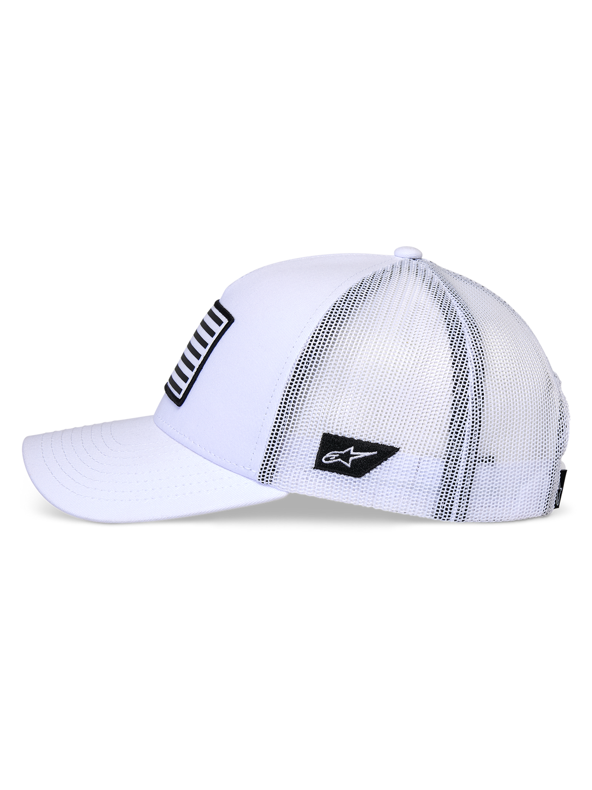 Alpinestars Flag Snapback pet, wit, zijprofiel van een trucker-stijl pet met gebogen klep en witte mesh achterkant, voorzien van een zwarte logo-patch aan de zijkant en een gestreepte patch op de voorkant