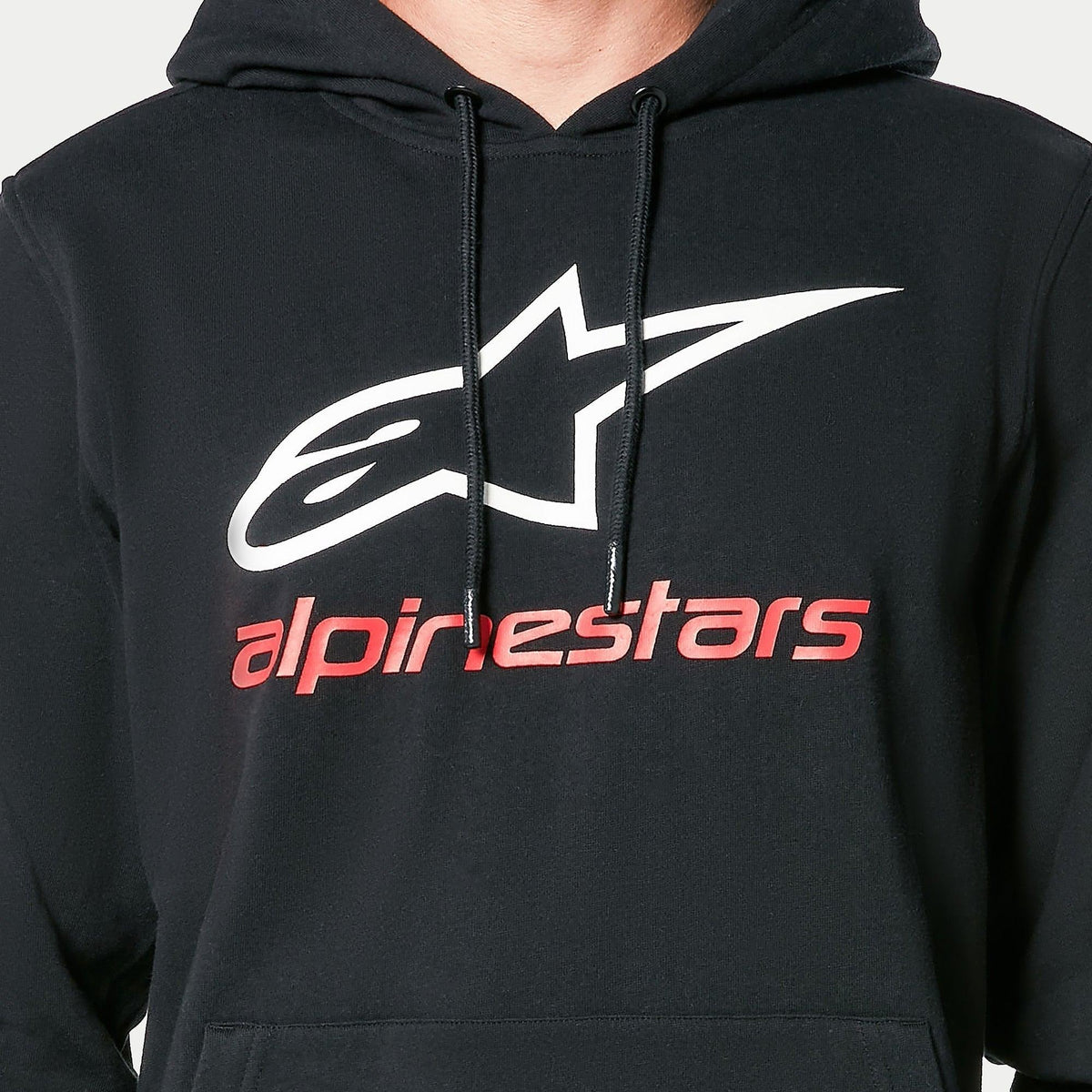 Alpinestars Always V3 Hoodie, zwarte pullover fleece, met wit sterlogo en rode Alpinestars-tekst op de borst, zwarte trekkoorden met gedoopte uiteinden, casual door motorsport geïnspireerde streetwear