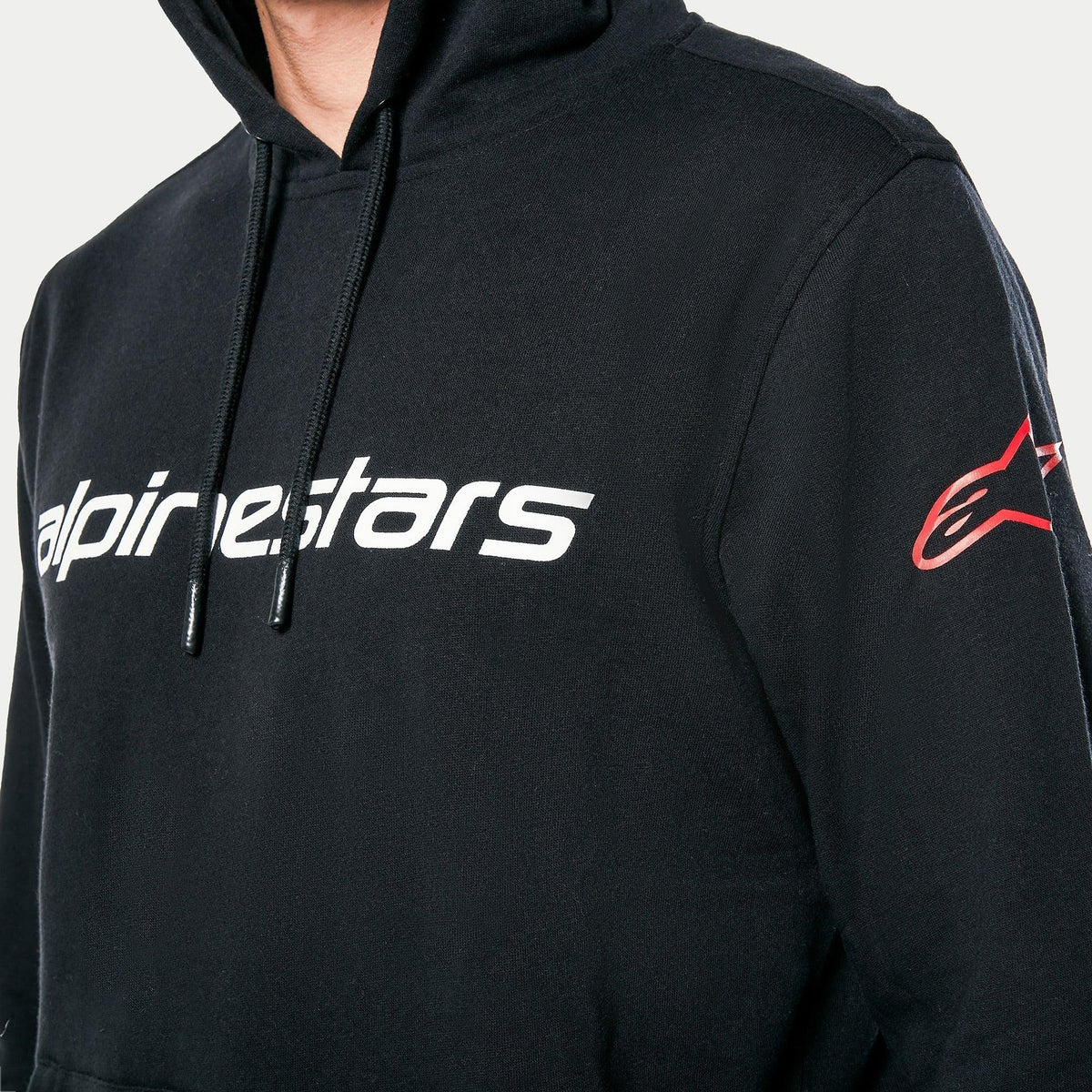Sweat à capuche Alpinestars Linear Wordmark V3, noir, inscription Alpinestars blanche sur la poitrine et logo Ageless rouge sur la manche, sweat en polaire décontracté avec capuche à cordon de serrage