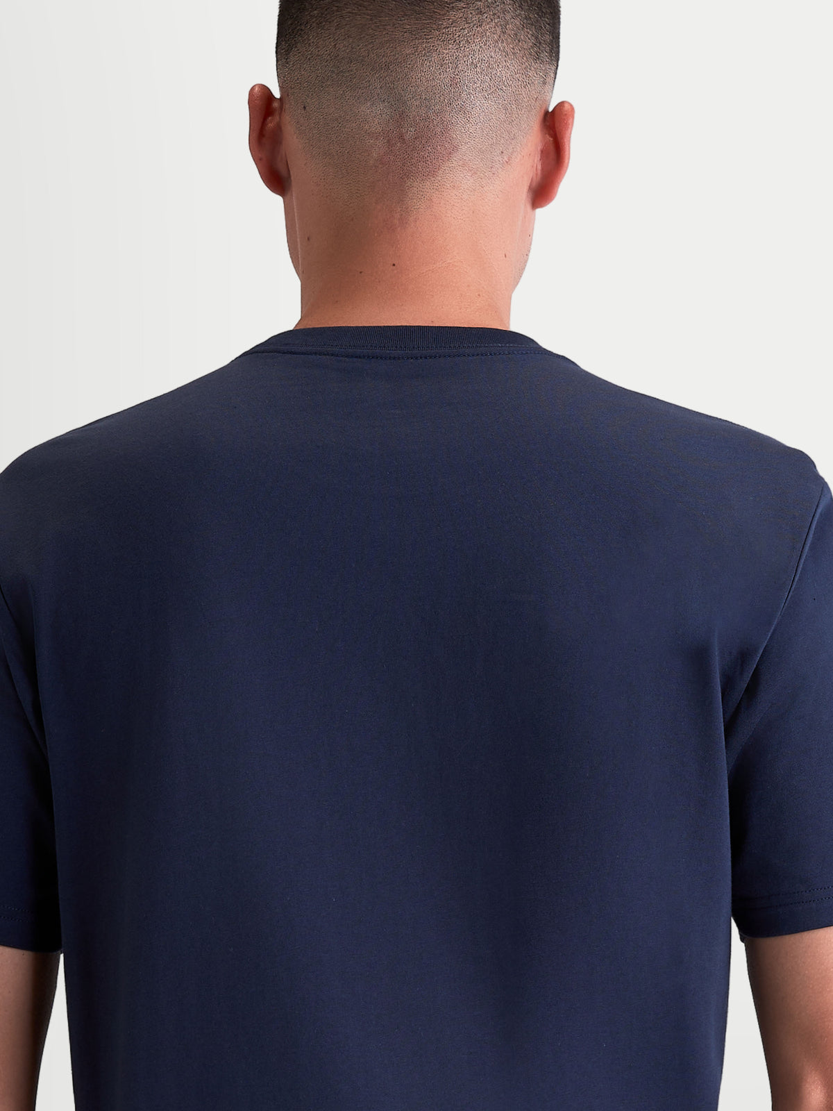 Alpinestars Ageless 2.0 CSF T-Shirt, t-shirt sportswear bleu marine unisexe, vue de dos sur modèle montrant la coupe cut-and-sew et la construction premium en mélange de coton et polyester.