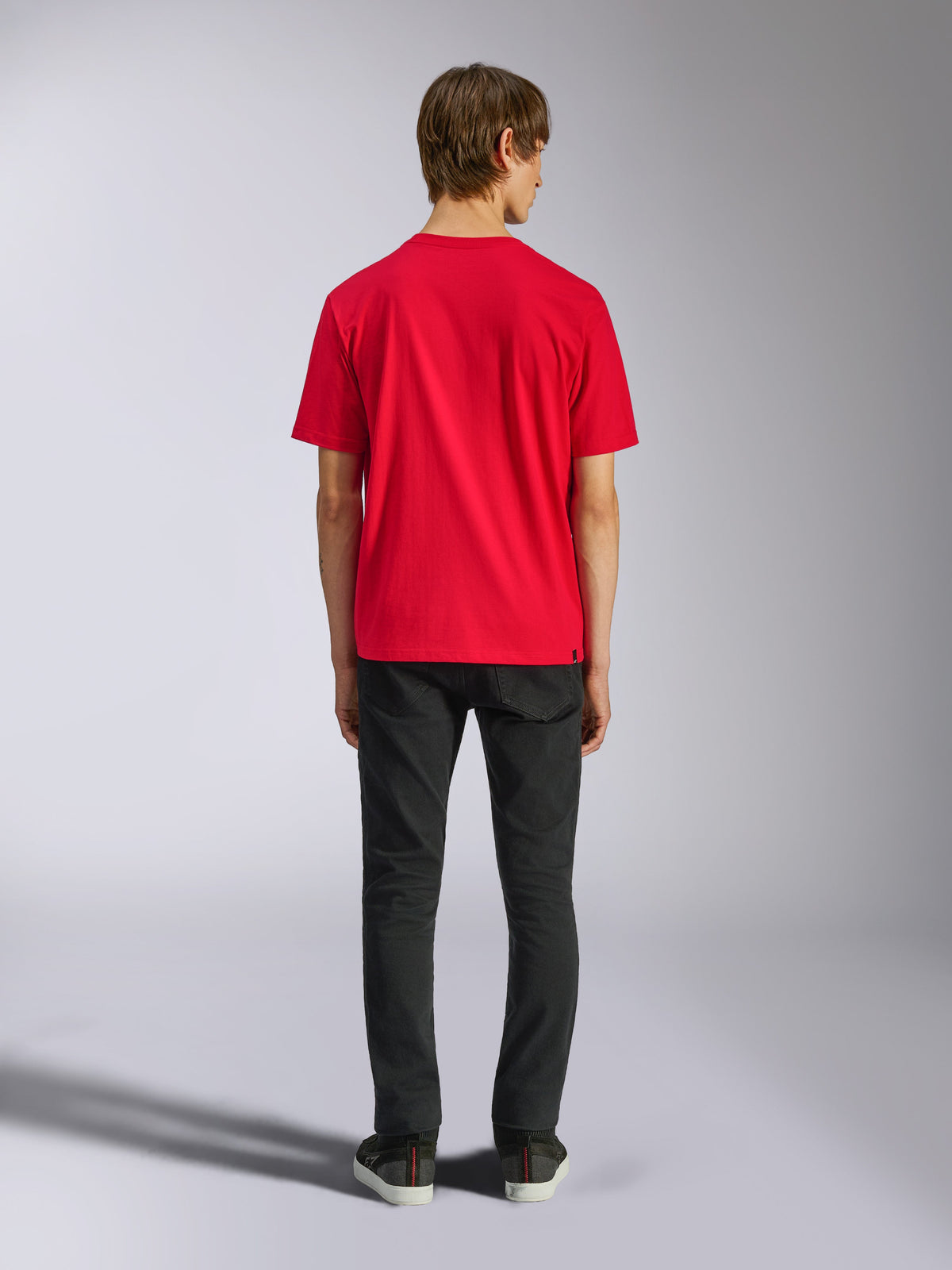 Alpinestars Ageless Shadow CSF Tee, kurzärmeliges T-Shirt, Rot, Rückansicht am Modell kombiniert mit schwarzer Hose, lässige Motorsport-Streetwear