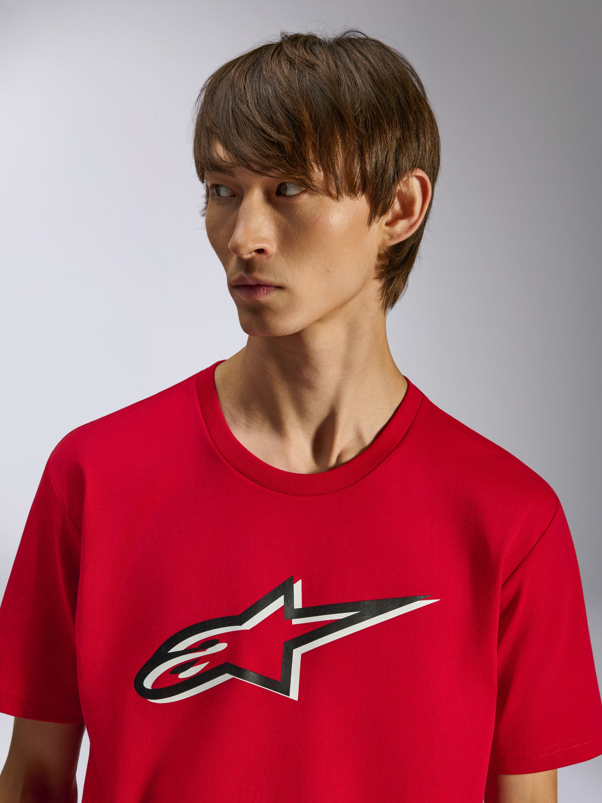 Alpinestars Ageless Shadow CSF T-Shirt, Kurzarm-T-Shirt, Rot, Ageless-Sternlogo auf der Vorderseite mit schwarz-weißem Schatteneffekt, von einem Model getragen, lässiges, vom Motorsport inspiriertes Design