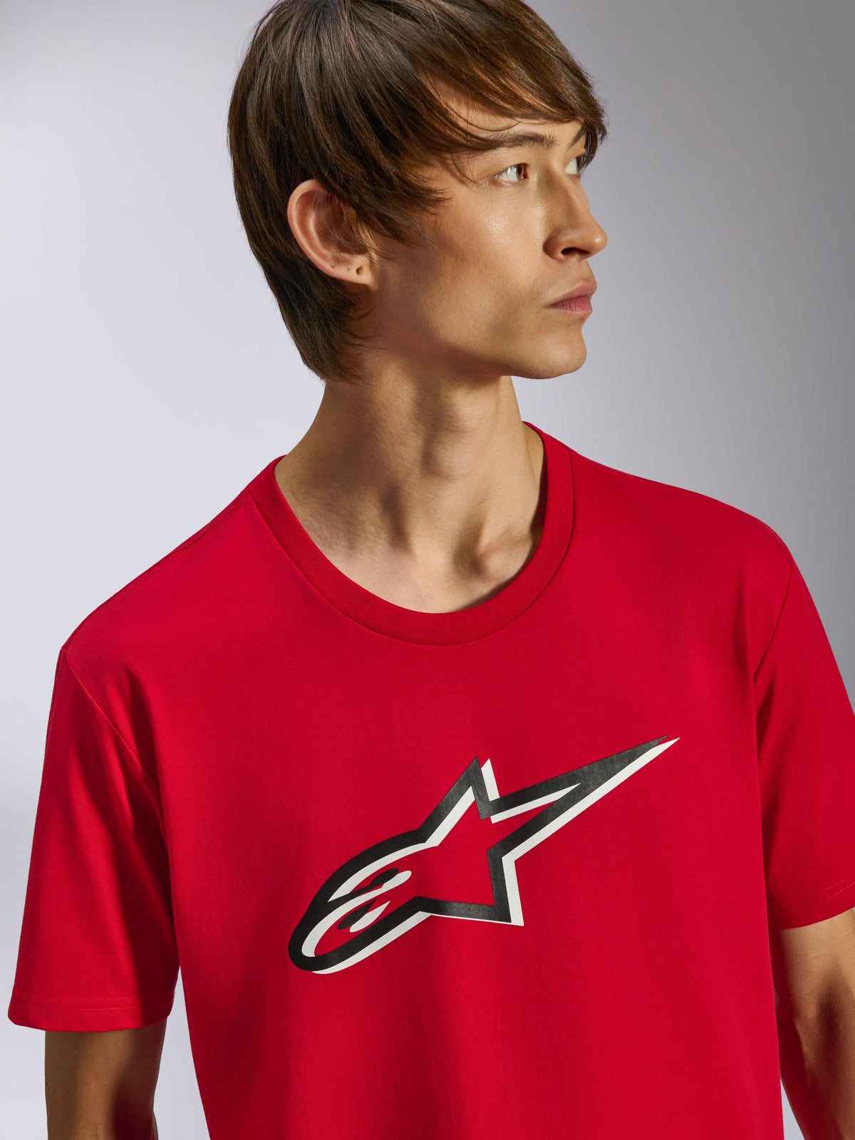 Alpinestars Ageless Shadow CSF Tee, Kurzarm-T-Shirt, Rot, mit Ageless-Logo auf der Vorderseite mit schwarz-weißem Schatteneffekt, am Modell, Casual Motorsport Streetwear