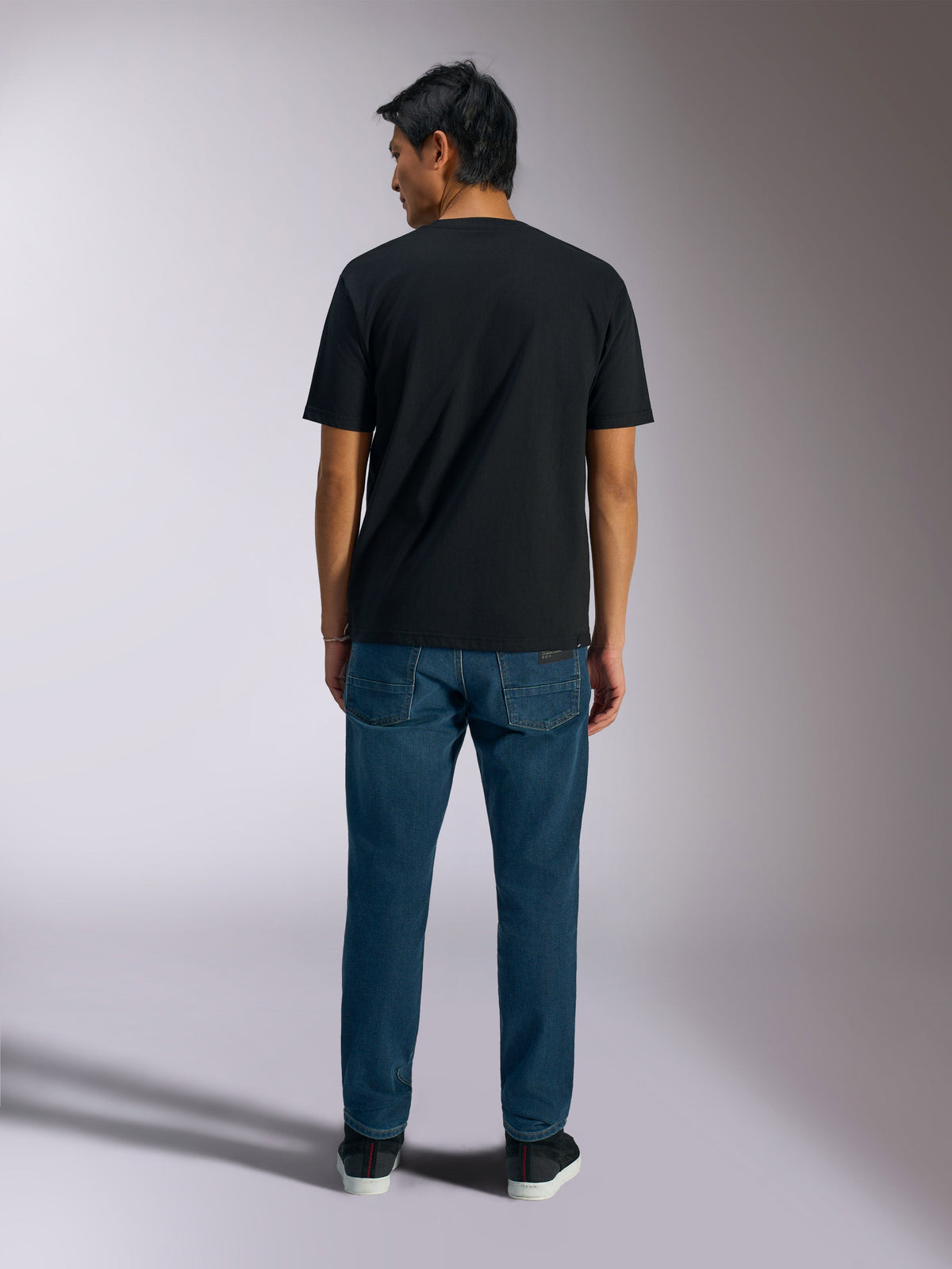 Alpinestars Ageless Shadow CSF Tee, T-shirt met korte mouwen, zwart, achteraanzicht, gedragen met blauwe jeans, casual motorsport streetwear