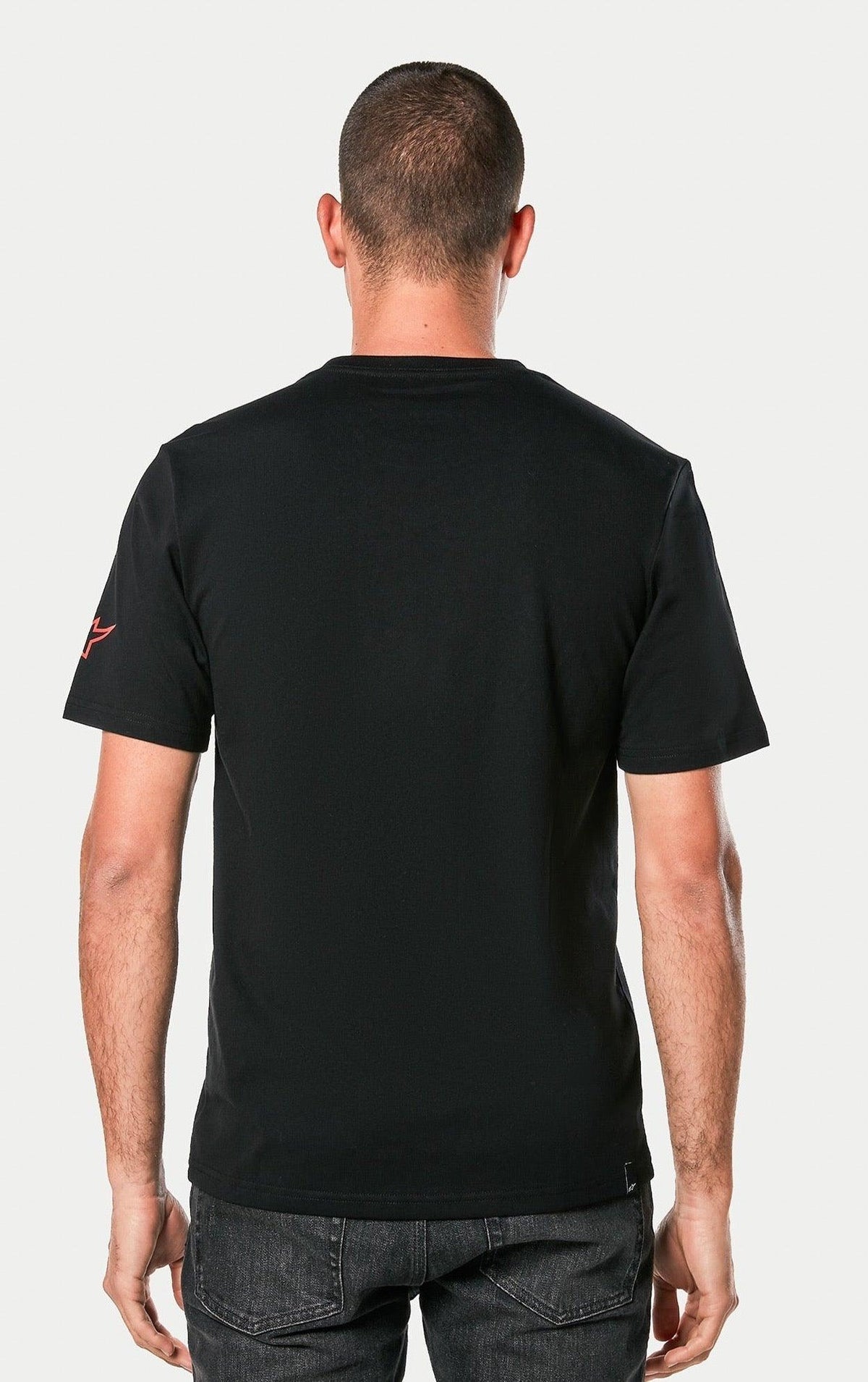 Alpinestars Linear Wordmark 2.0 CSF Tee, zwart, achteraanzicht van een persoon die het T-shirt met korte mouwen draagt, voorzien van een rood Ageless-logo op de mouw, casual motorsport streetwear