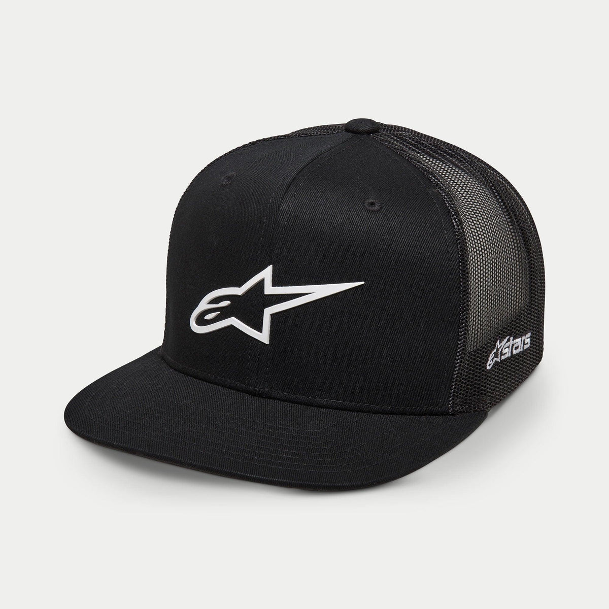 Alpinestars 3D Ageless Trucker pet, zwart en wit, gestructureerde kroon met platte klep en poly mesh achterkant, voorzien van een groot wit 3D geborduurd Ageless-logo op de voorkant en Astars-branding aan de zijkant, casual motorsport lifestyle pet
