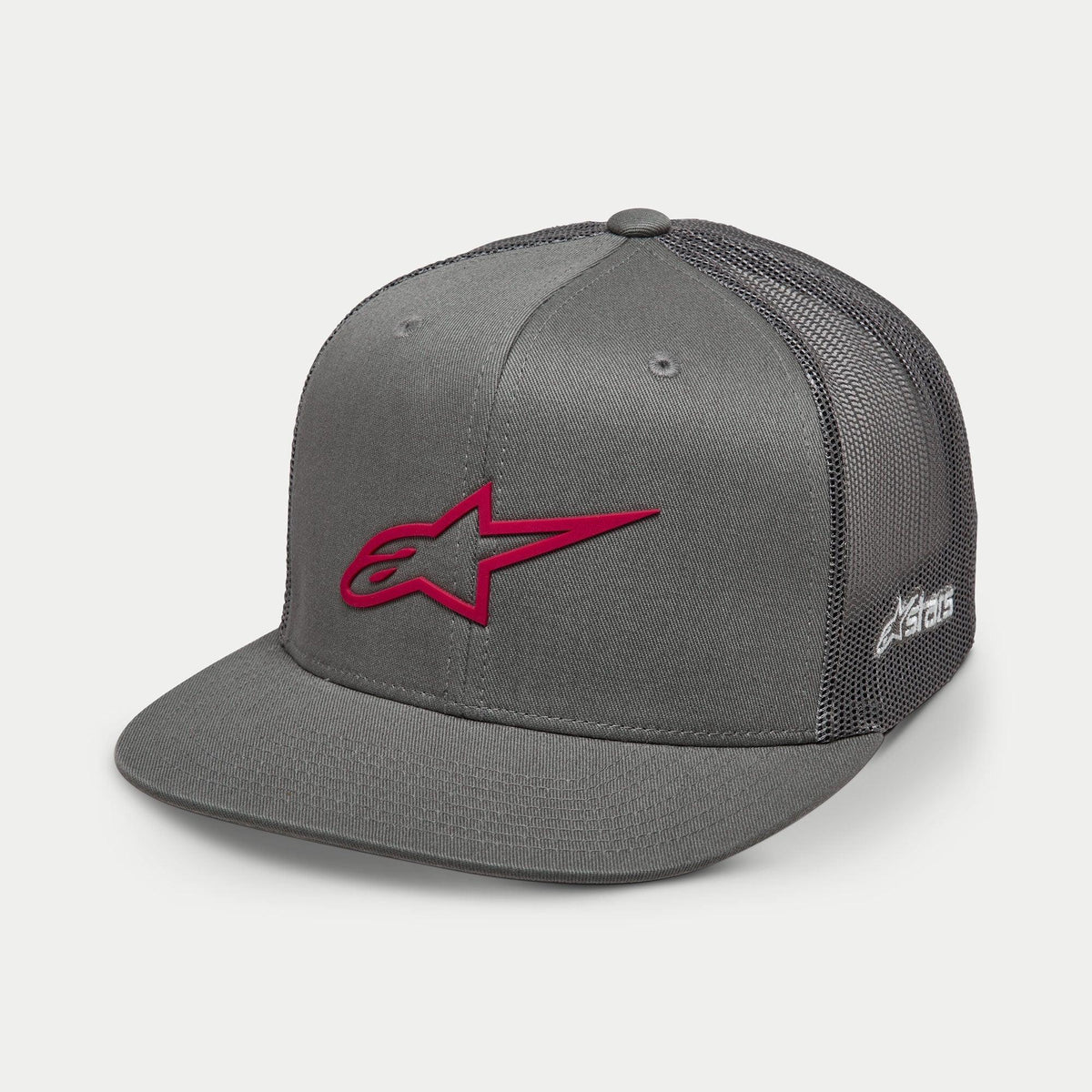Alpinestars 3D Ageless Trucker pet, grijs met rood logo, platte klep, gestructureerde kroon, twill voorkant met grijze mesh achterkant, 3D rood geborduurd logo, casual motorsport-geïnspireerde pet