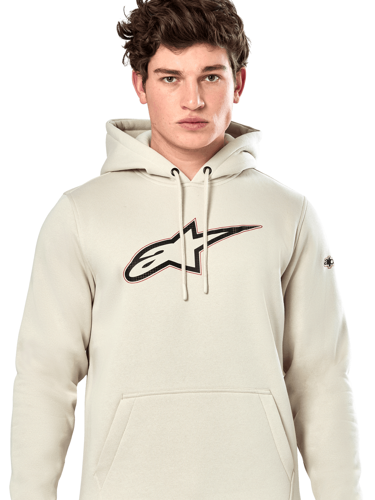 Sweat à capuche Alpinestars Insignia, sweatshirt décontracté à enfiler, blanc cassé avec logo aspect fibre de carbone sur la poitrine, détails de contour rouge, capuche à cordon de serrage et poche kangourou, porté par un mannequin, design inspiré du sport automobile