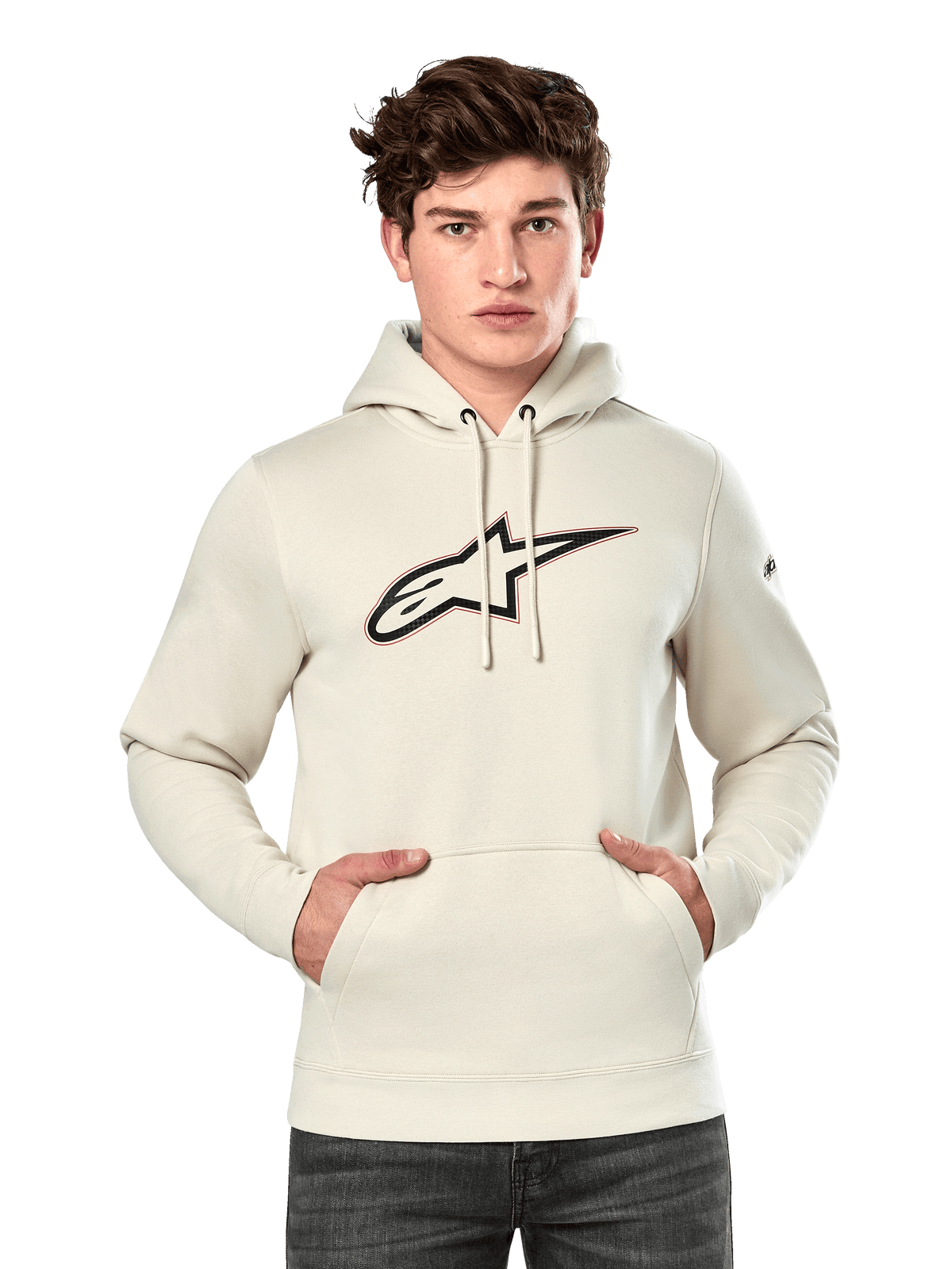 Hoodie Insignia d'Alpinestars, sweat à capuche en polaire blanc cassé, mannequin homme portant le sweat avec un grand logo Alpinestars aspect fibre de carbone et contour rouge sur la poitrine, poche kangourou, capuche à cordon de serrage, style streetwear décontracté inspiré du sport automobile