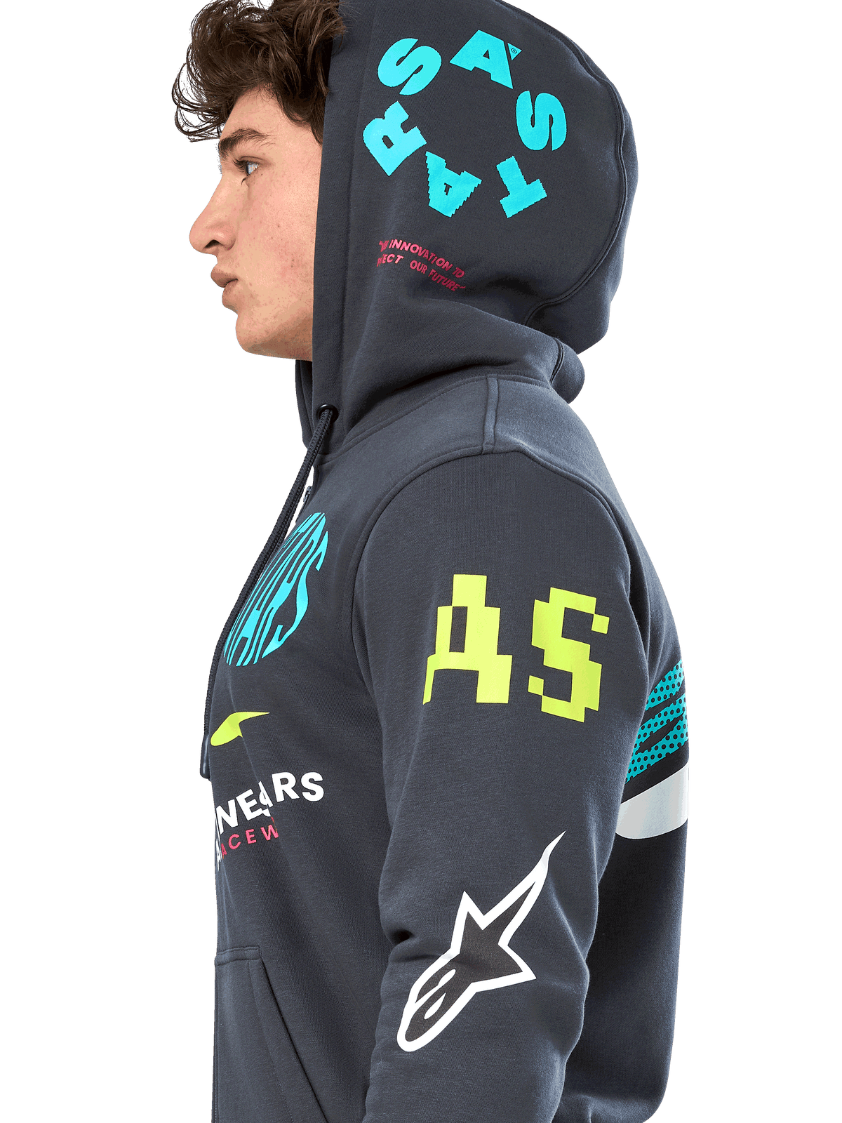 Alpinestars Variegate Hoodie, Fleece-Hoodie mit Reißverschluss in Gunmetal-Grau, Seitenansicht eines Models, Multi-Logo-Artwork in Neongelb, Hellblau und Weiß, mit 'AS'-Branding am Ärmel und 'STARS' auf der Kapuze, lässige Motorsport-inspirierte Streetwear