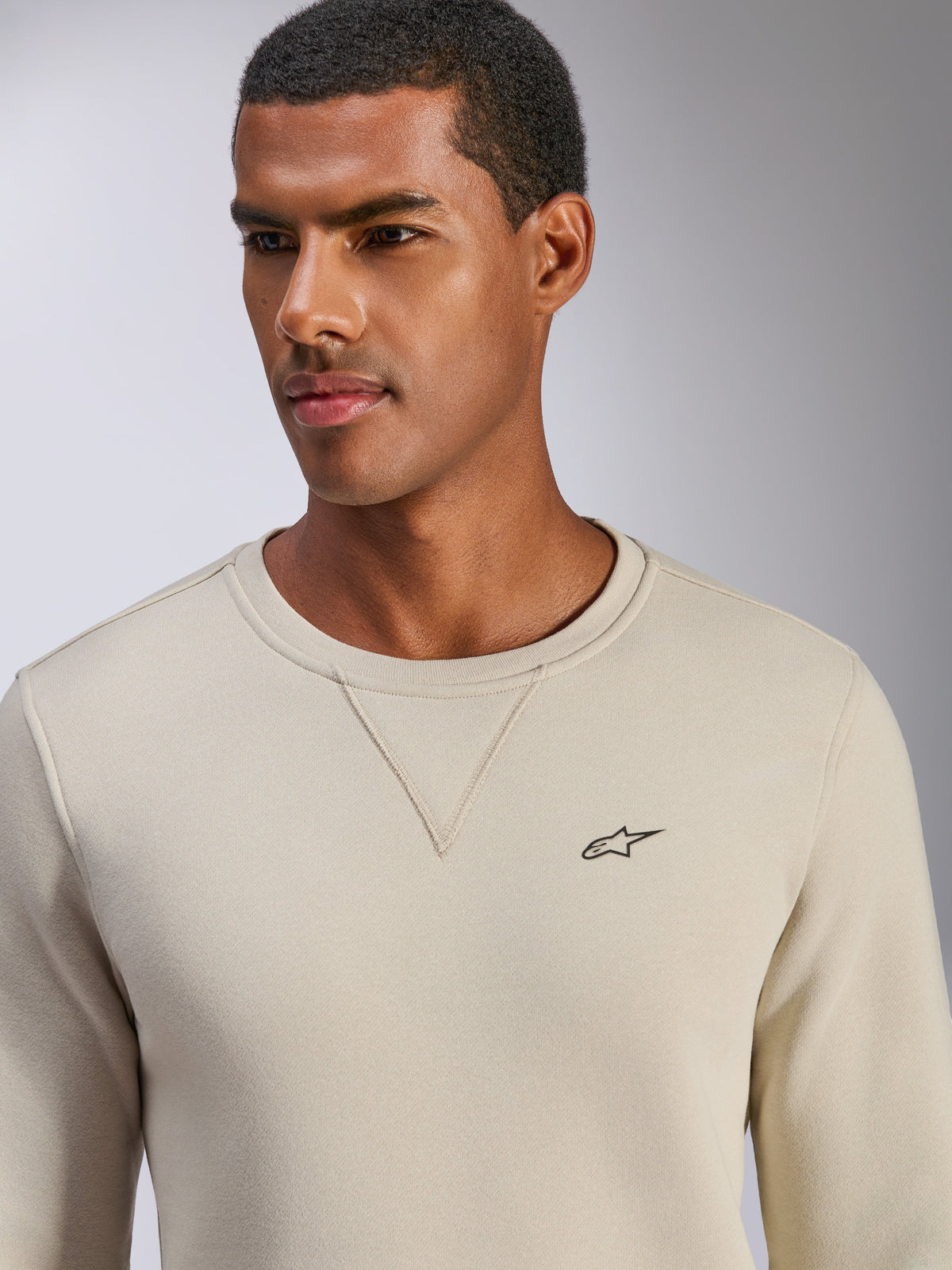Alpinestars Positive Crew Sweatshirt, Off White, pullover met ronde hals, klein zwart ster-logo op de borst, V-stiksel detail bij de halslijn, casual motorsport-geïnspireerde lifestyle kleding