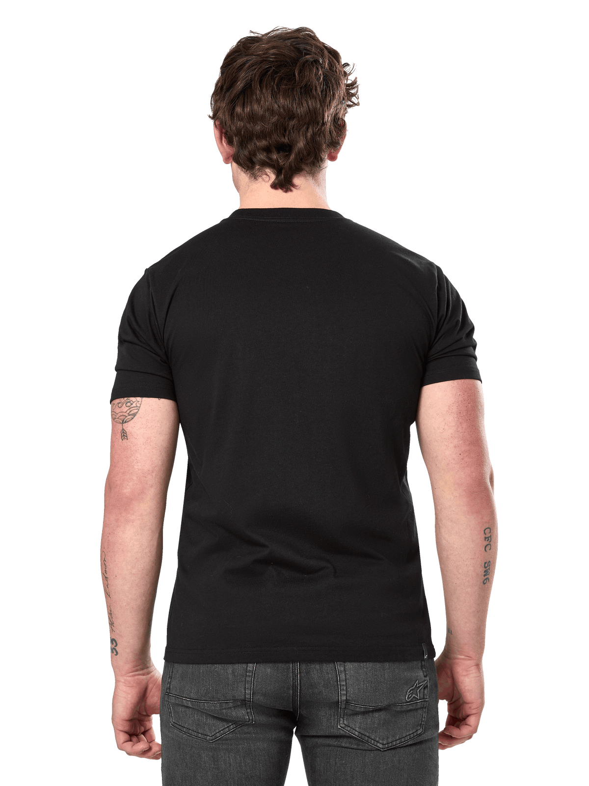 Alpinestars Semicircle CSF Tee, Kurzarm-T-Shirt, Schwarz, Rückansicht am Modell, unbedruckte Rückseite, lässige Motorsport-Streetwear, kombiniert mit dunkelgrauen Jeans