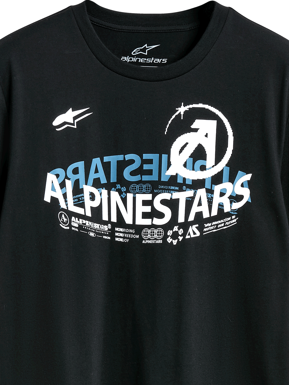 Alpinestars Semicircle CSF Tee, Kurzarm-T-Shirt, Schwarz, mit einer komplexen, geschwungenen Alpinestars-Grafik in Weiß und Blau, technischen Icons und Slogans, Casual Motorsport Streetwear