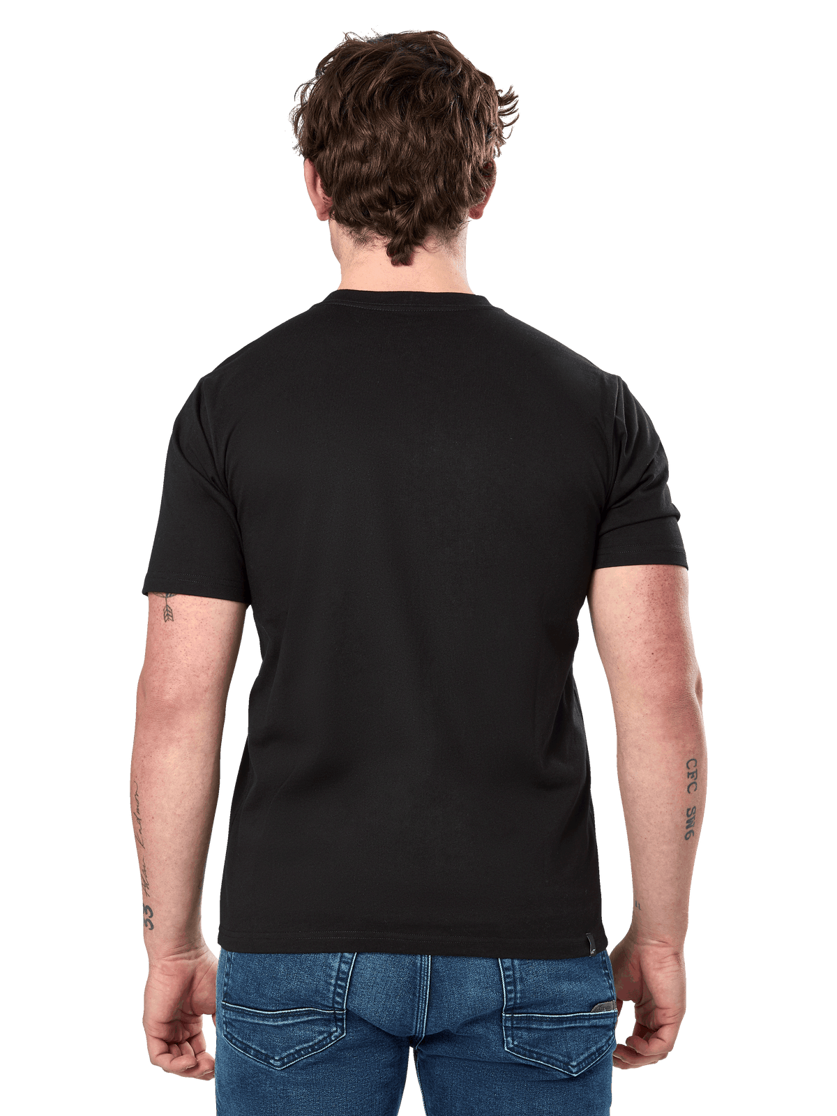 T-shirt Alpinestars Cereal CSF, manches courtes, noir, vue de dos, porté avec un jean bleu, streetwear décontracté inspiré du sport automobile