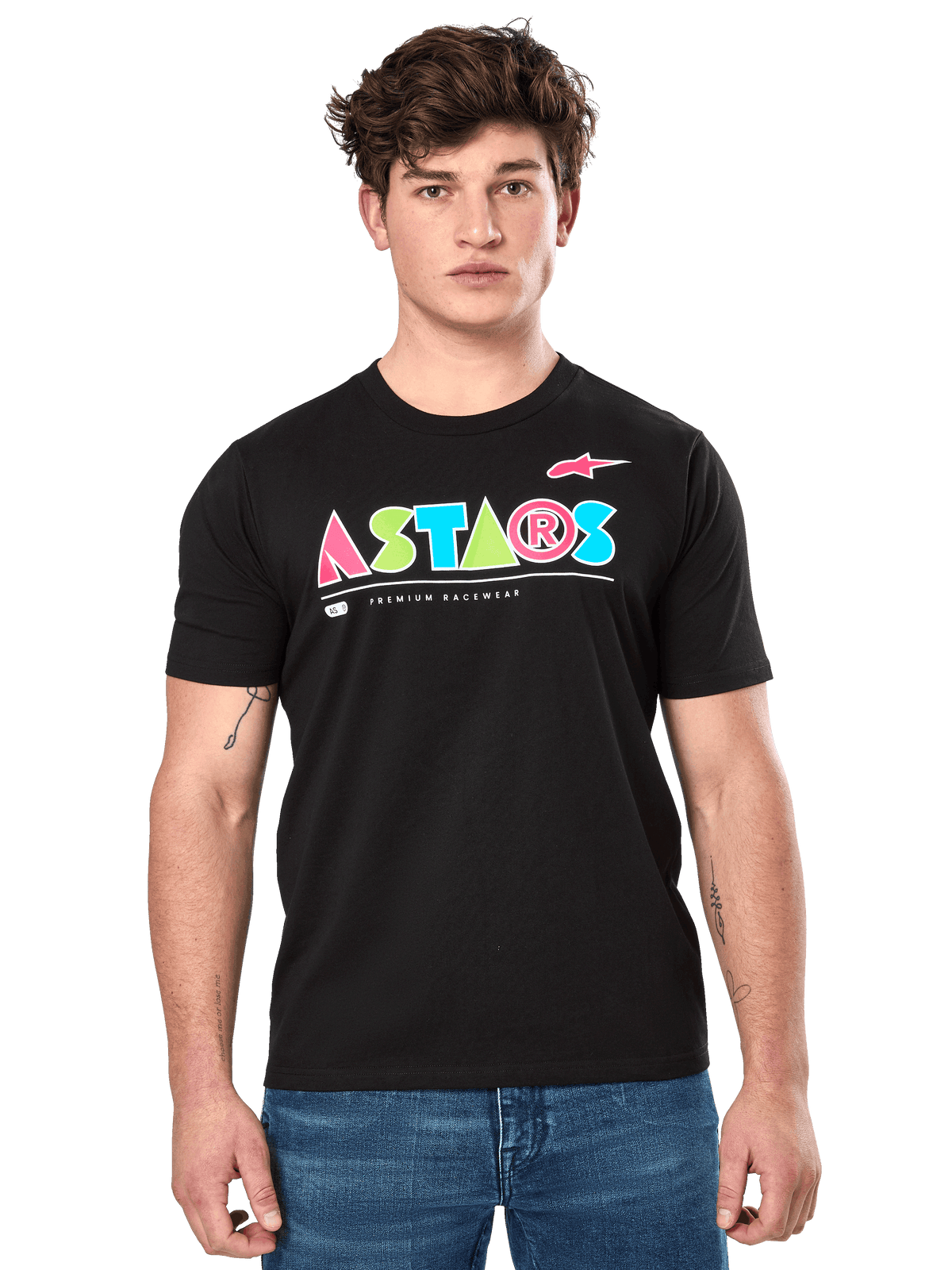 T-shirt Alpinestars Cereal CSF, t-shirt noir à manches courtes porté par un mannequin homme, logo géométrique ASTARS multicolore avec inscription Premium Racewear, streetwear motorsport décontracté