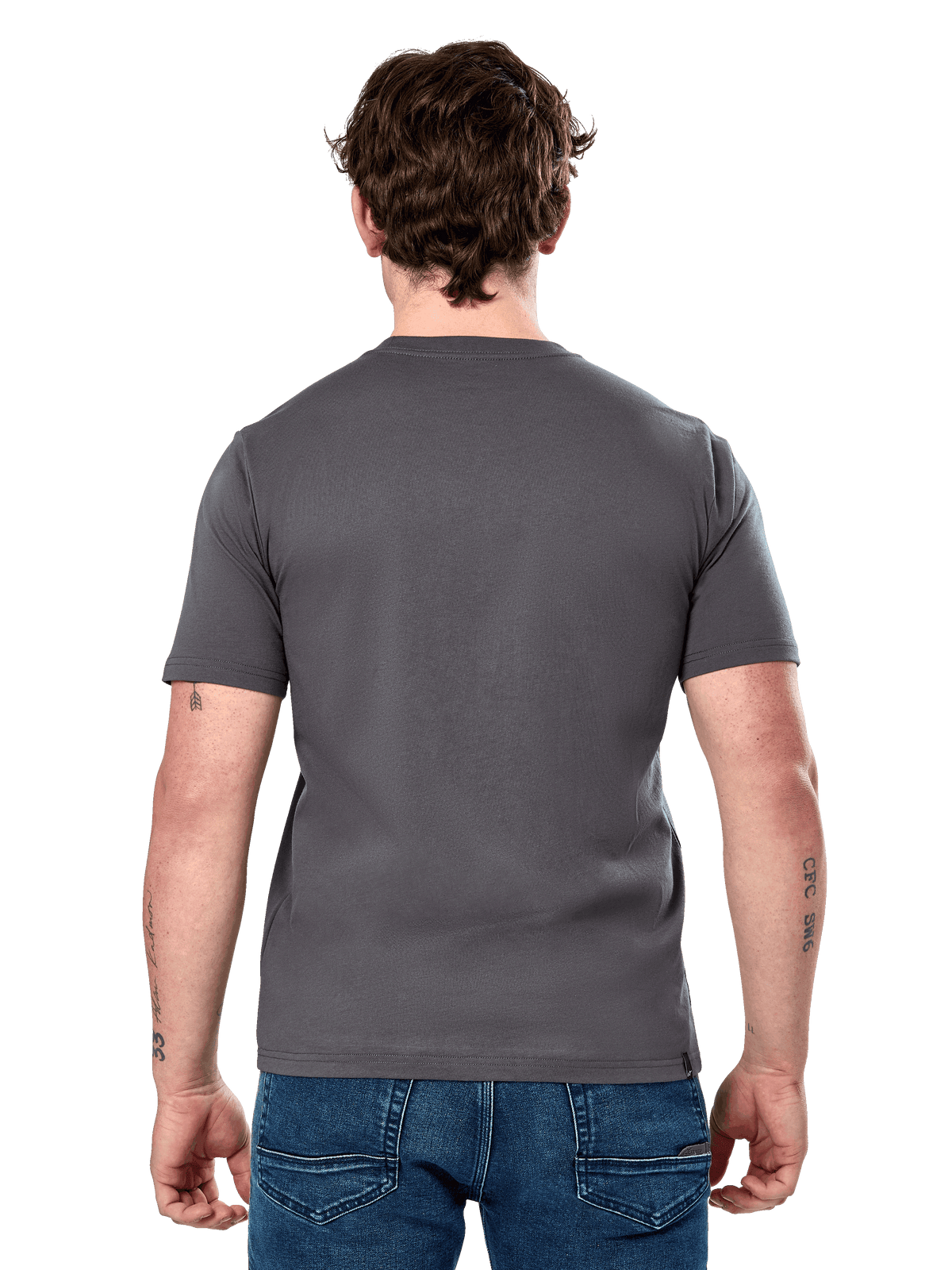 Alpinestars Cereal CSF Tee, t-shirt à manches courtes, gris anthracite, vue de dos, porté par un mannequin avec un jean bleu, streetwear décontracté inspiré des sports mécaniques