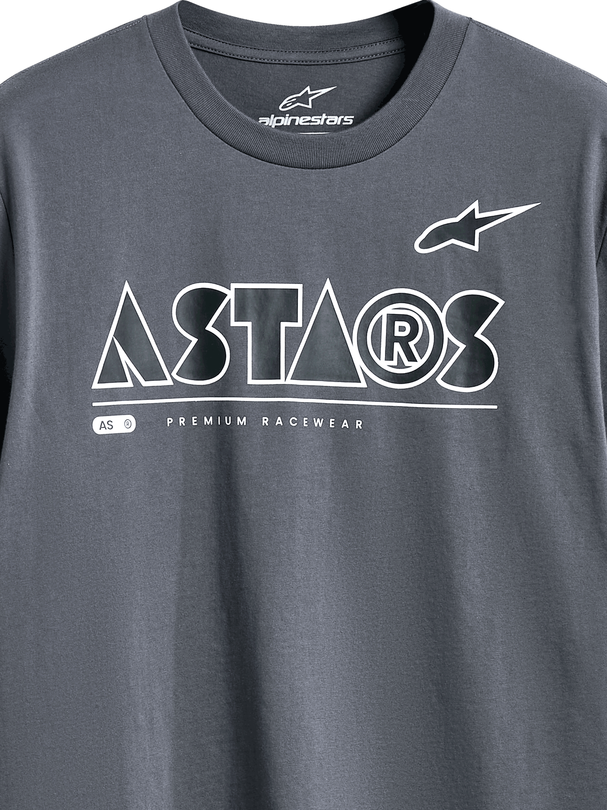 Alpinestars Cereal CSF Tee, t-shirt à manches courtes, anthracite, vue détaillée du graphisme sur la poitrine avec logo ASTARS géométrique blanc et slogan PREMIUM RACEWEAR, streetwear décontracté inspiré du sport automobile