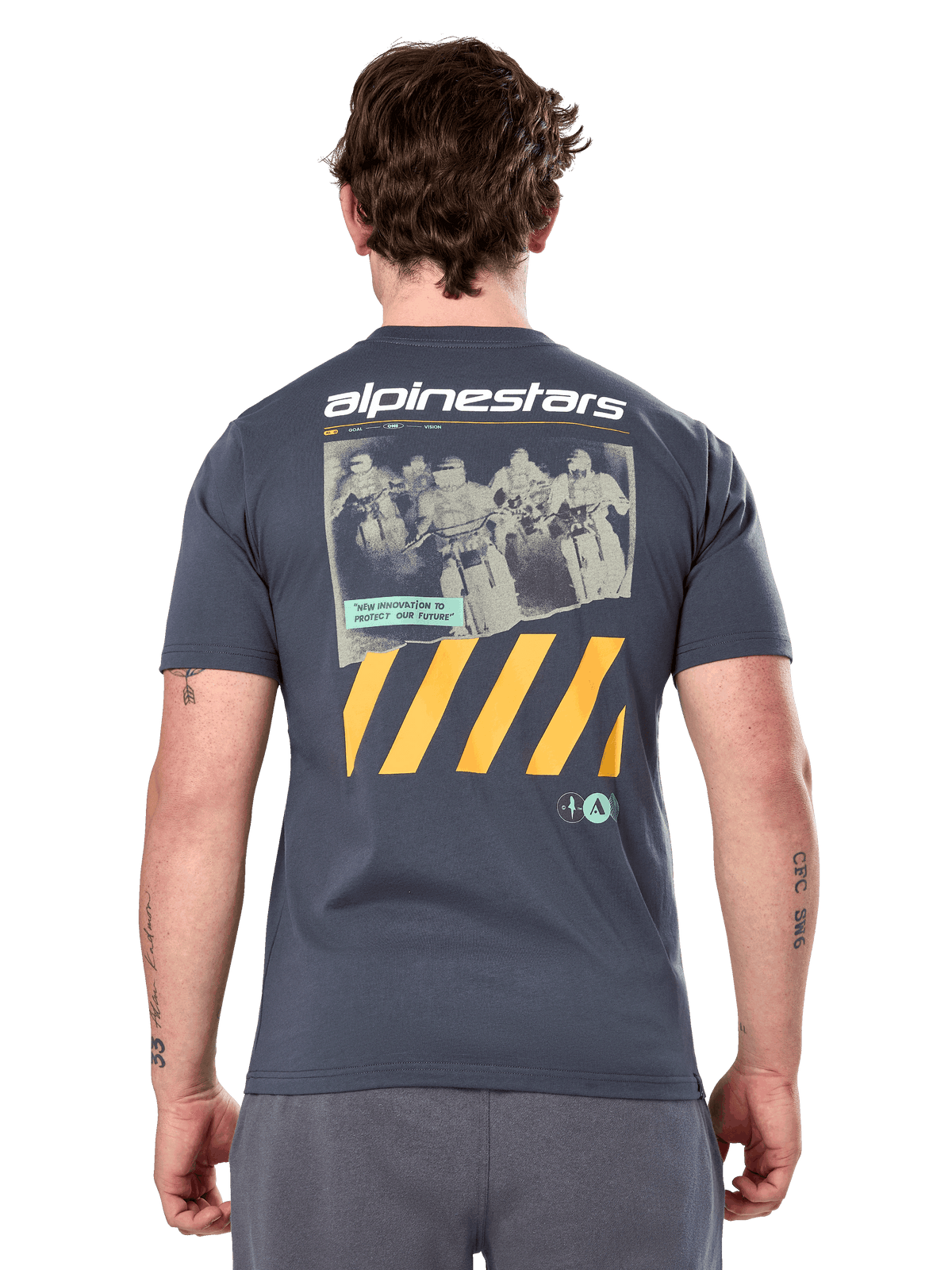Alpinestars No Barrier Csf Tee, Kurzarm-T-Shirt, Anthrazit, große Rückengrafik mit Distressed-Motocross-Fotografie und gelben diagonalen Streifen, lässige Motorsport-Sportbekleidung