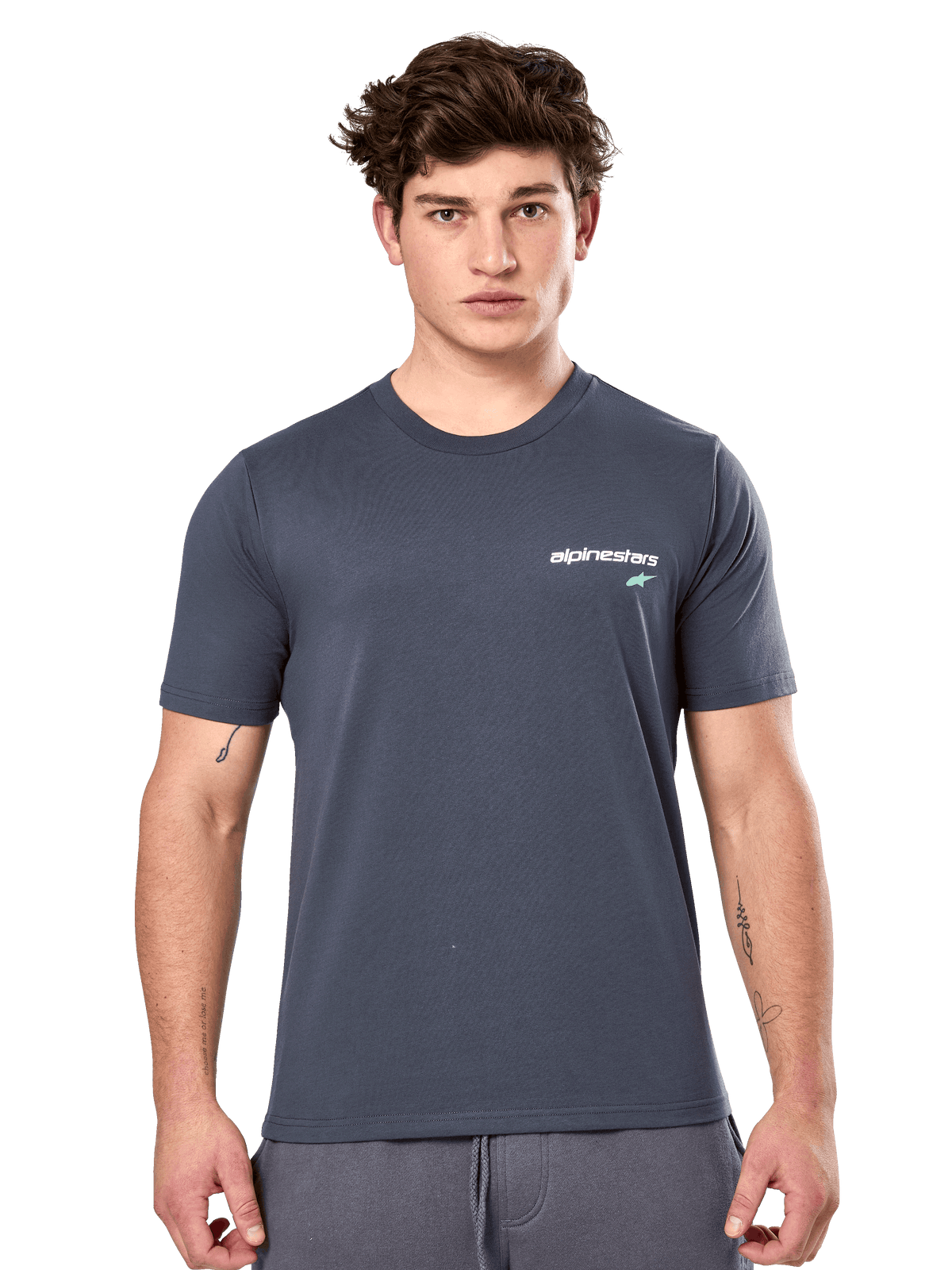 Alpinestars No Barrier CSF Tee, Kurzarm-T-Shirt, Dunkelgrau, weißes Alpinestars-Logo mit einem türkisfarbenen Stern auf der Brust, lässige Motorsport-Streetwear