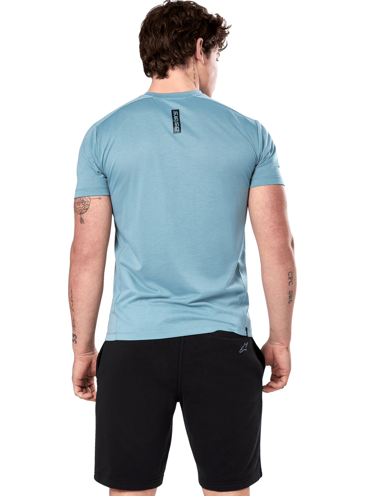 Alpinestars Point Performance Tee, T-shirt met korte mouwen, Ice Blue, achteraanzicht op model met verticale zwarte astars tekstprint, gecombineerd met zwarte shorts, casual performance sportkleding