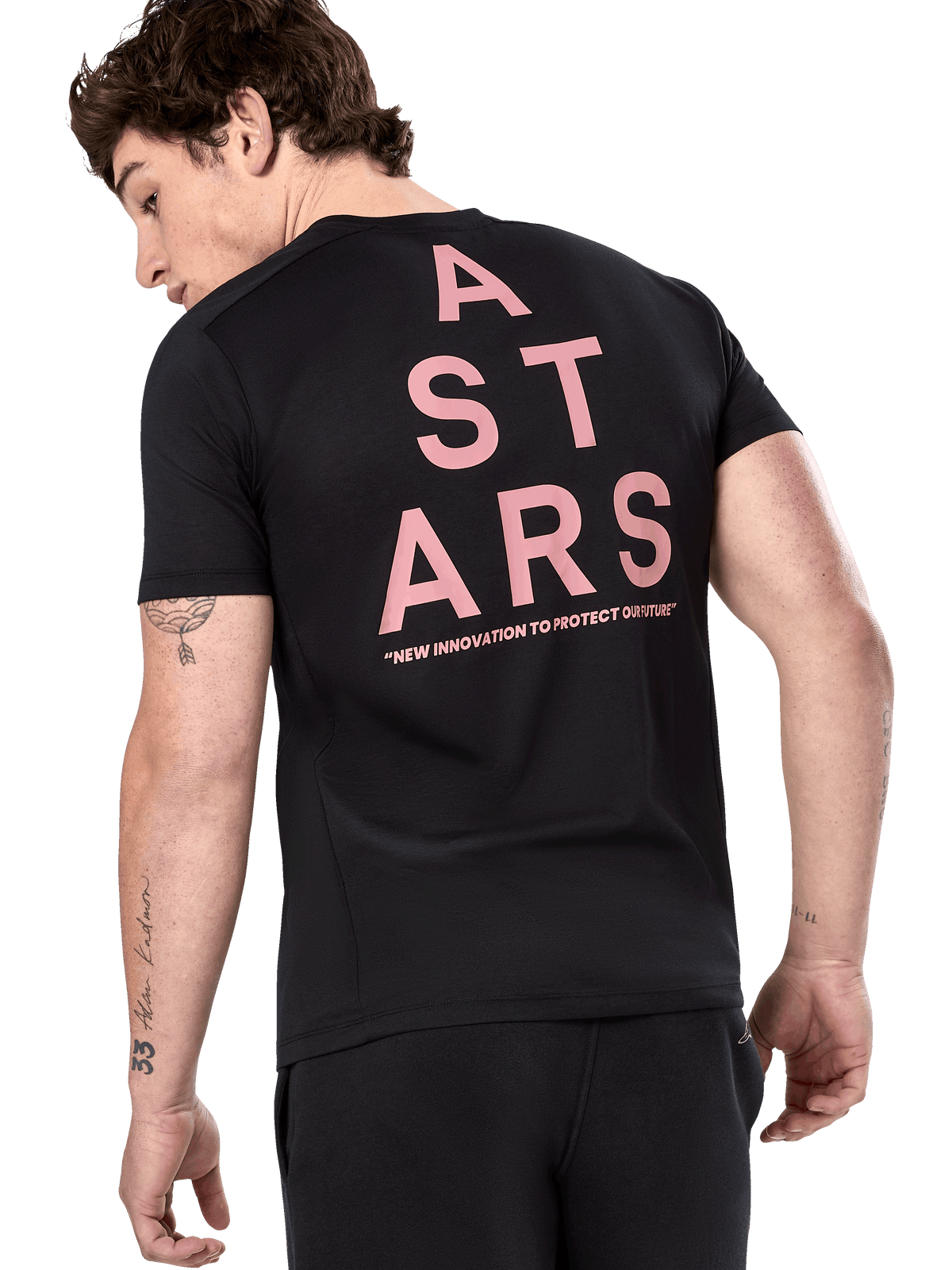 Alpinestars Attrition Performance Tee, T-shirt met korte mouwen, zwart, achteraanzicht met grote roze verticale ASTARS-graphic en slogan "NEW INNOVATION TO PROTECT OUR FUTURE", casual sportkleding