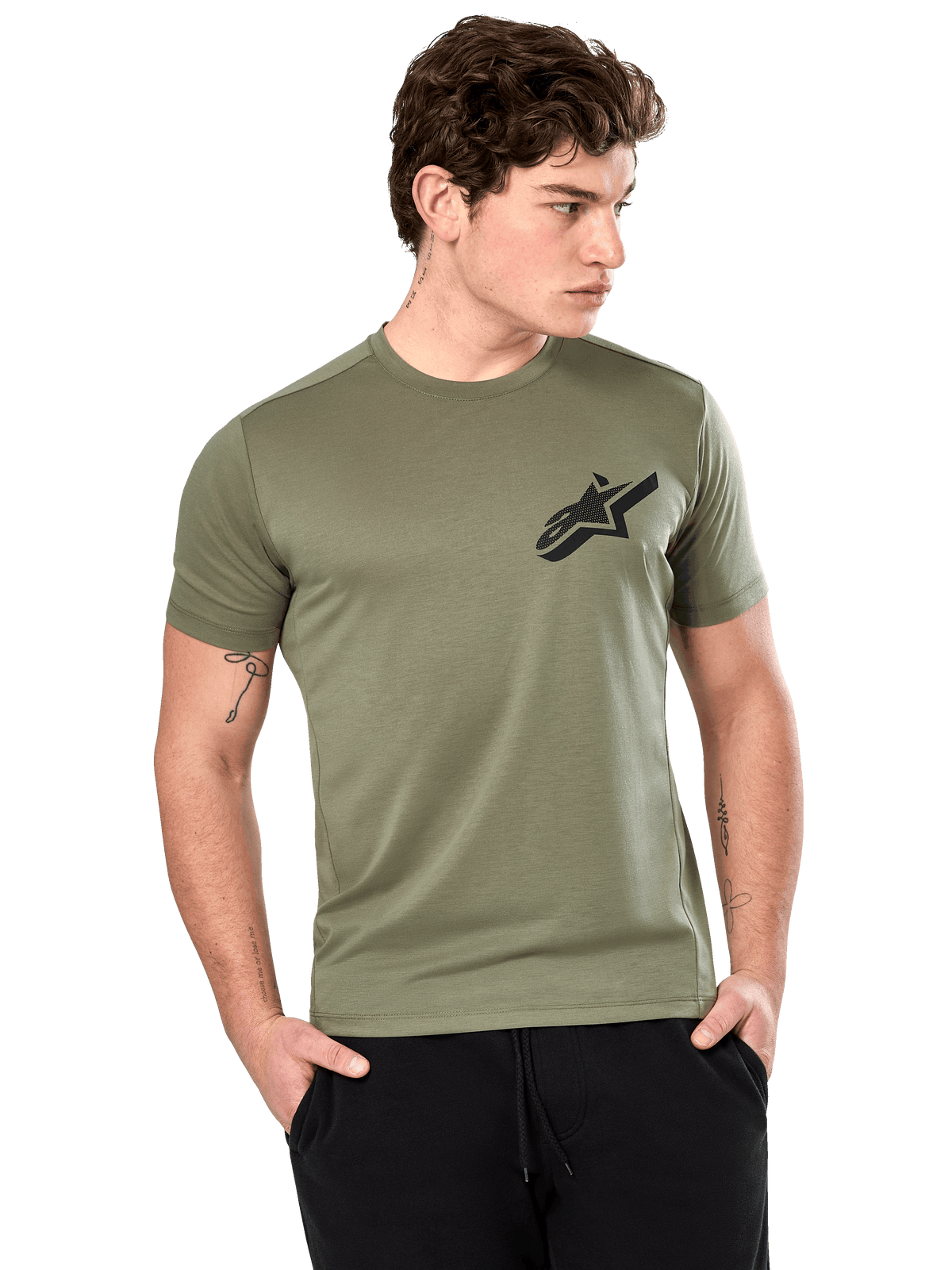 Alpinestars Attrition Performance Tee, T-shirt met korte mouwen, lichtgroen, zwart Astars-logo op de borst, gedragen door model met zwarte broek, casual performance sportkleding