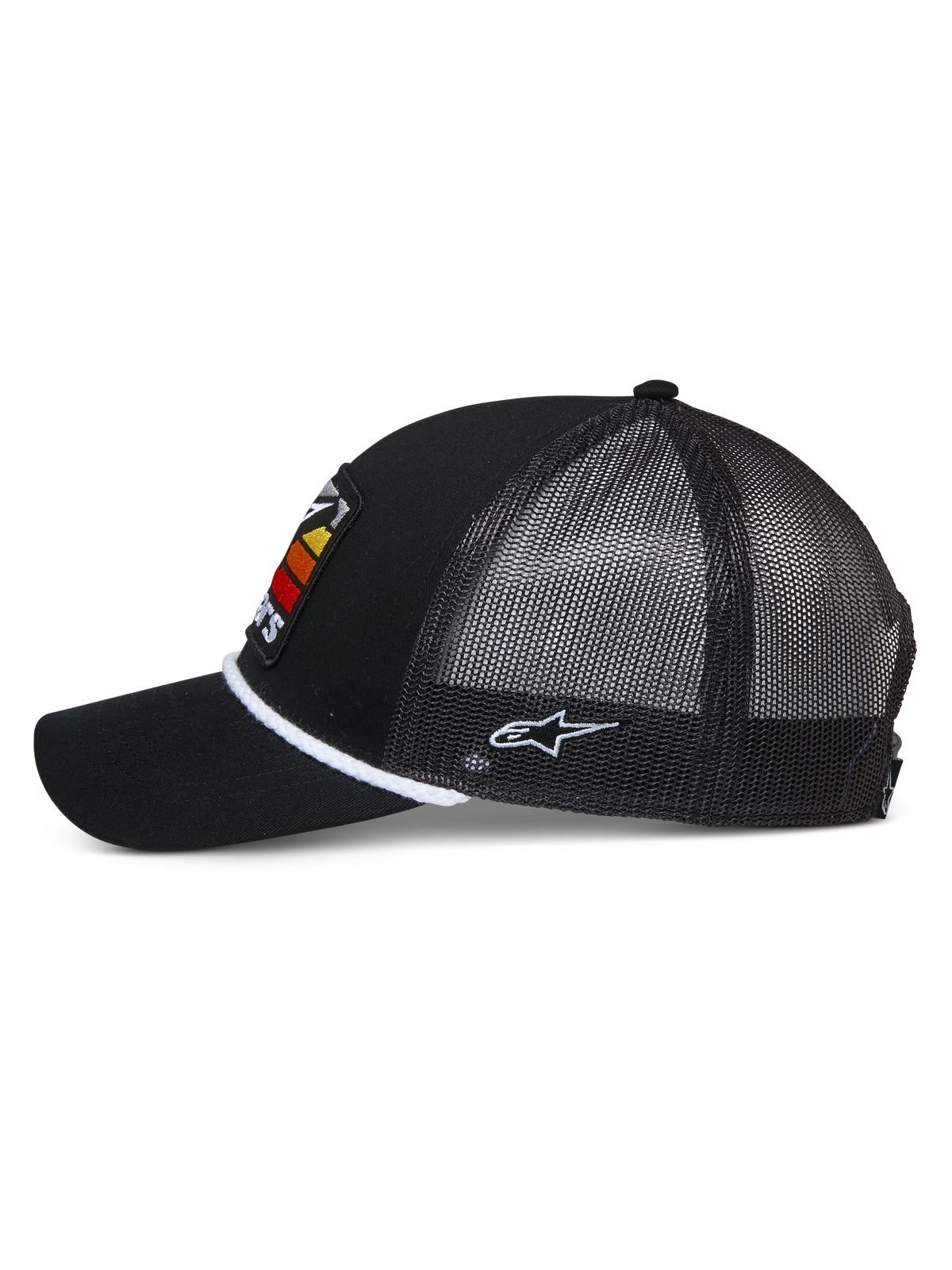 Alpinestars Selica Trucker Hat, Schwarz, Seitenansicht mit gebogenem Schirm und Mesh-Rücken, weiße geflochtene Kordel-Verzierung an der Basis der Krone, weißes seitliches Stickerei-Logo, lässige, vom Motorsport inspirierte Cap