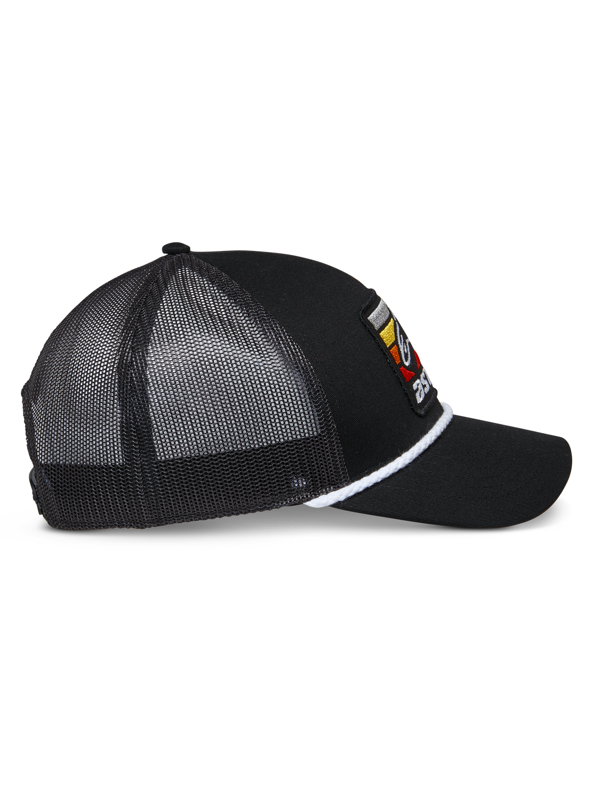 Alpinestars Selica Trucker Mütze, schwarze Trucker Mütze, Seitenansicht mit schwarzen Mesh-Einsätzen, weißer geflochtener Kordel-Verzierung, farbenfrohem besticktem Patch-Logo, gebogener Schirm, lässige Motorsport-Kopfbedeckung