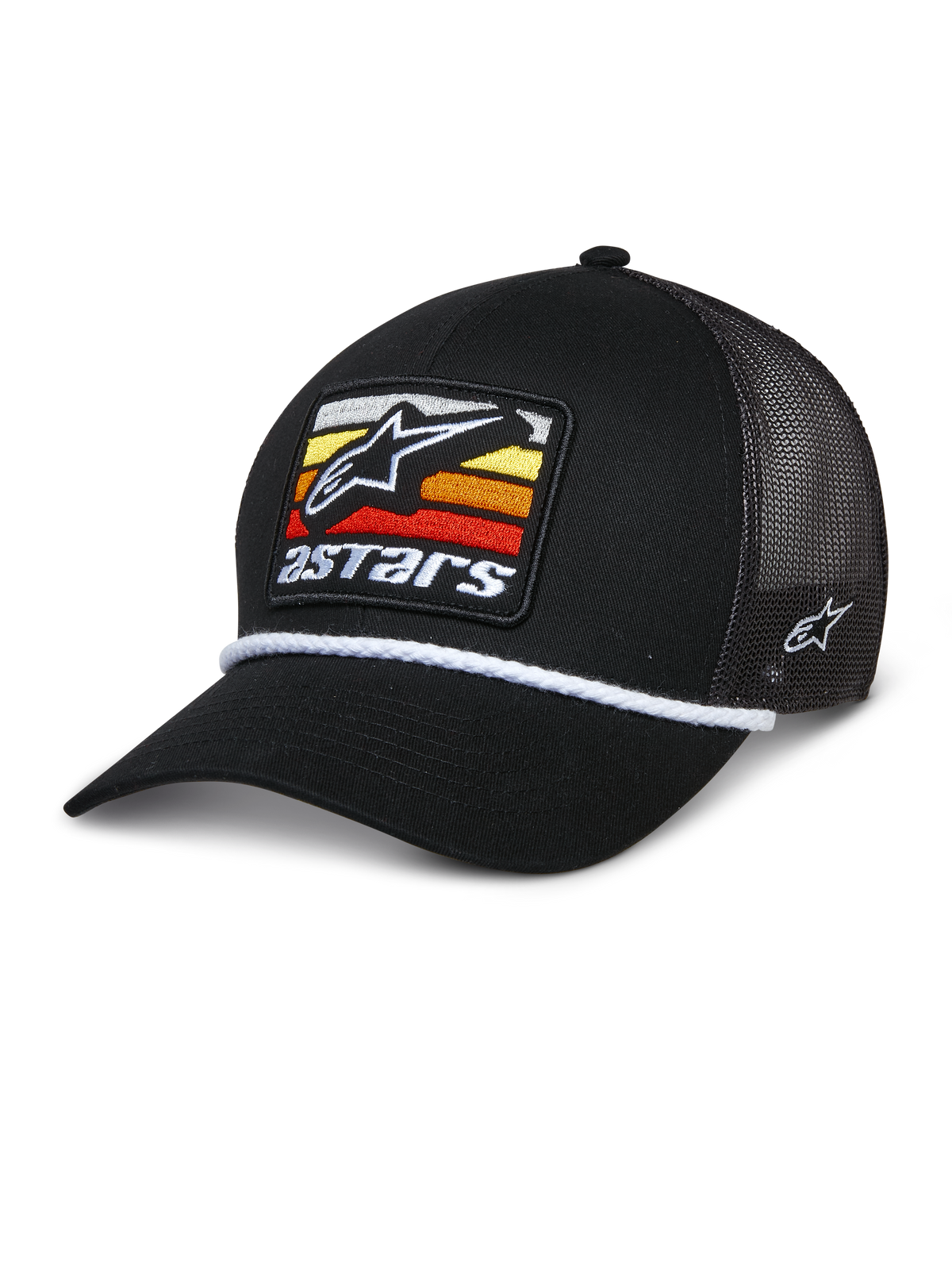 Alpinestars Selica Trucker Hat, schwarze Kappe mit Netzeinsatz und gebogenem Schirm, Front-Patch mit gelben, orangen und roten horizontalen Streifen, weiße geflochtene Kordel, seitliche Stickerei, lässige Motorsport-Kopfbedeckung