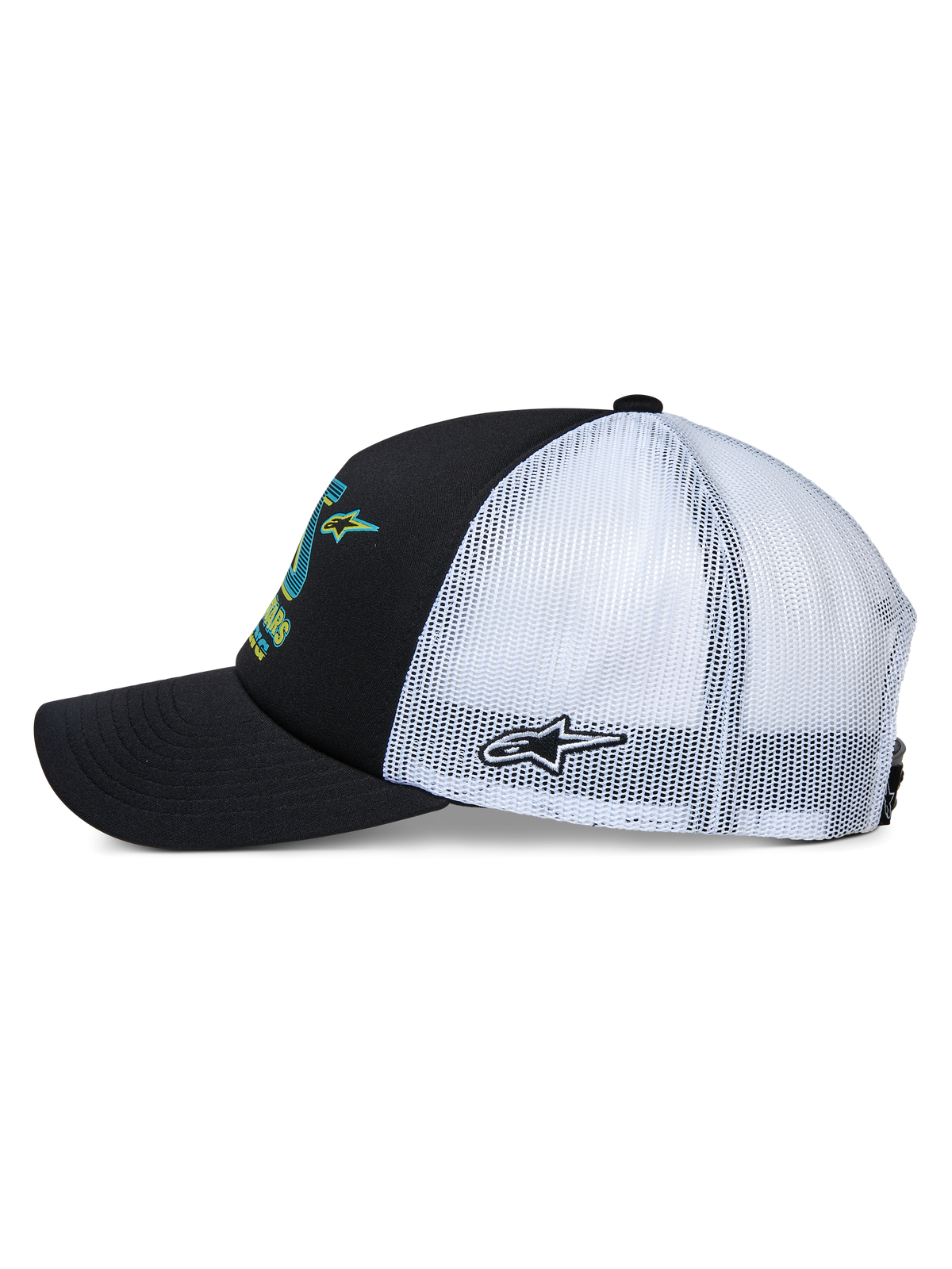 Alpinestars Ayess Trucker Pet, zijaanzicht, zwarte voorzijde en gebogen klep met witte mesh achterzijde, kleurrijke graphics op de voorkant en sterborduurwerk aan de zijkant, casual op motorsport geïnspireerde pet