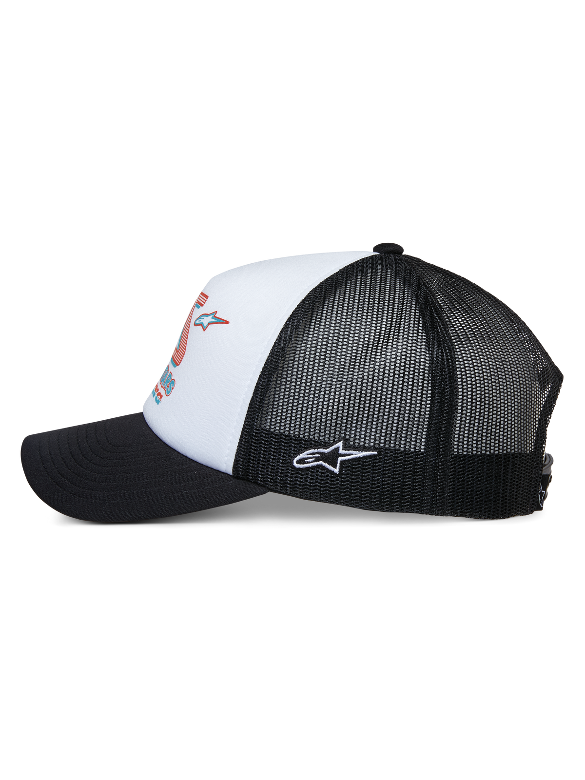 Alpinestars Ayess Trucker pet, zijaanzicht, witte schuimkroon met kleurrijke raceprint, zwarte gebogen klep, zwarte mesh achterpanelen met wit geborduurd Astar-logo aan de zijkant, casual motorsport-geïnspireerde hoofdbedekking