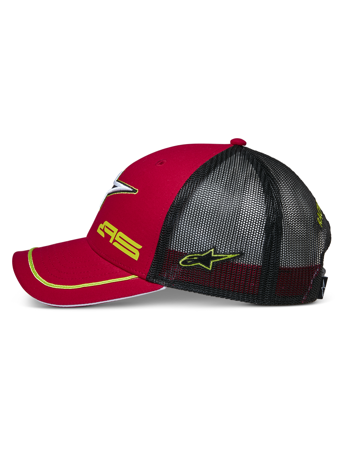 Alpinestars Exceed Trucker pet, rood en zwart zijaanzicht, gebogen klep met gele bies, zwarte mesh achterpanelen, geel geborduurd AS- en sterlogo, casual motorsport-geïnspireerde pet