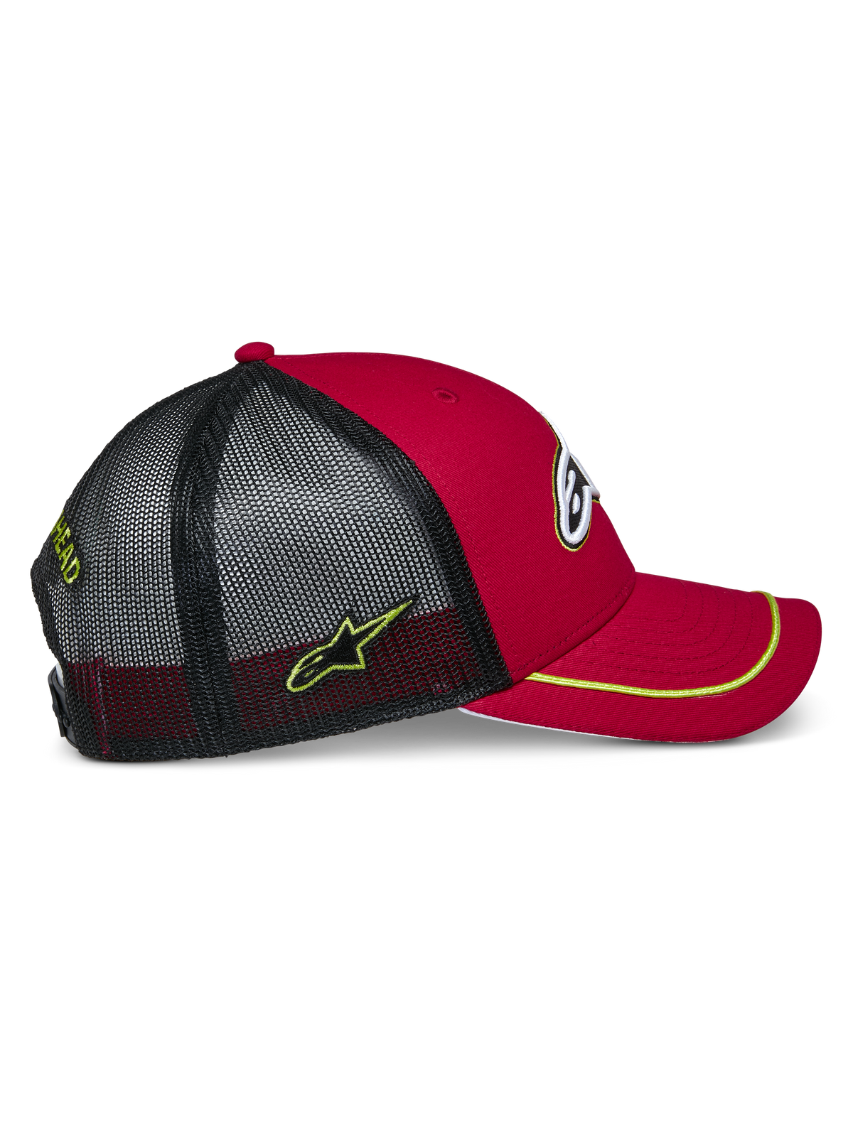 Alpinestars Exceed Trucker pet, rood en zwart met neongele accenten, met een gebogen klep voorzien van neongele sutache-afwerking, rode gestructureerde kroon en zwarte mesh achterkant met geborduurd logo aan de zijkant, casual motorsportstijl