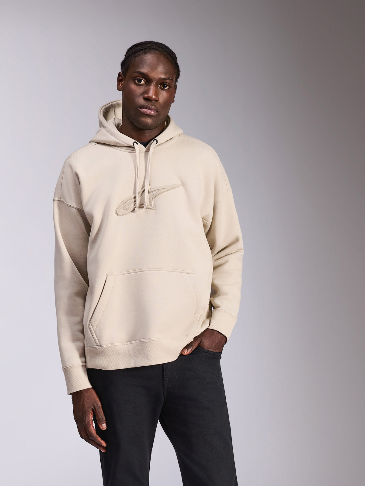 Alpinestars Emergent Oversized Hoodie, casual streetwear, off-white fleece met ton-sur-ton 3D-geborduurd logo, kangoeroezak, capuchon met trekkoord, oversized pasvorm voor een modern silhouet