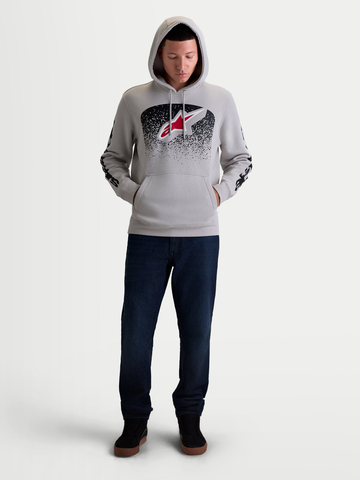 Alpinestars Obsessed Hoodie, heren sportswearpullover van fleece, grijs met rood en zwart MX-geïnspireerd logo en verloopgraphics op de voorzijde, branding op de mouwen, katoen en gerecycled polyester voor een casual motorsport-lifestyle.