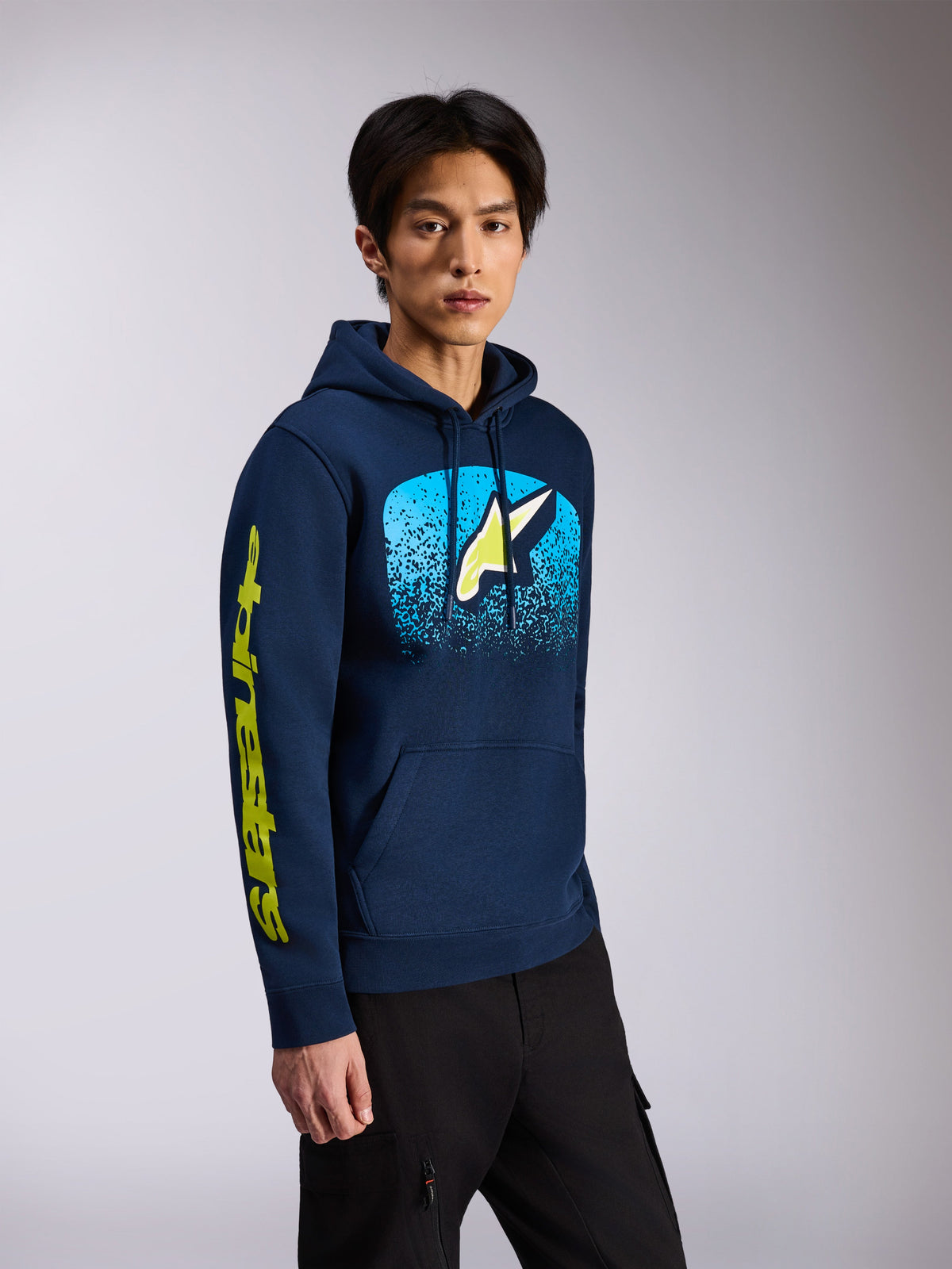 Alpinestars Obsessed Hoodie, Navyblau, Fleece-Kapuzenpullover, mit Astars-Logo auf der Vorderseite, hellblauem MX-Farbverlauf und gelbem Schriftzug auf dem Ärmel, Kapuze mit Kordelzug, lässige Motorsport-Streetwear