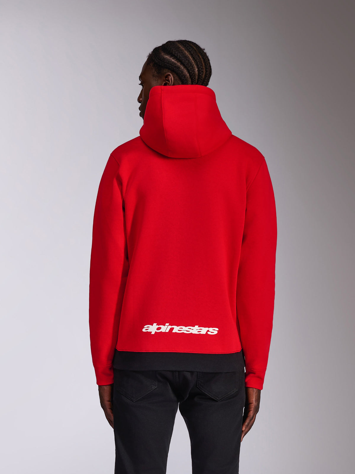 Alpinestars Parallel Hoodie, achteraanzicht, rood met zwarte geribde zoom, wit Alpinestars woordlogo op de onderrug, casual motorsport-geïnspireerde streetwear