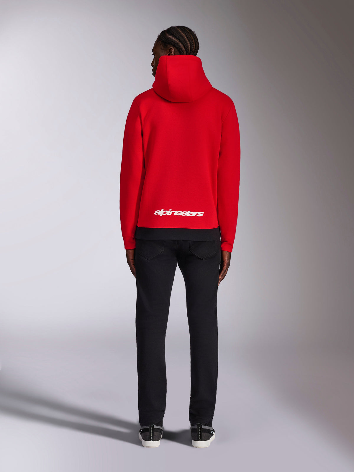 Alpinestars Parallel Hoodie, rood, achteraanzicht met wit Alpinestars woordlogo op de onderrug, casual streetwear geïnspireerd op de motorsport, fleece hoodie met geribde zoom