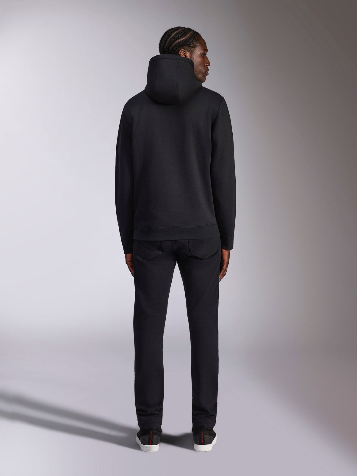 Alpinestars Pulse Hoodie, casual streetwear, achteraanzicht van een effen zwarte fleece pullover met capuchon, geribde manchetten en zoom, modern door de motorsport geïnspireerd ontwerp