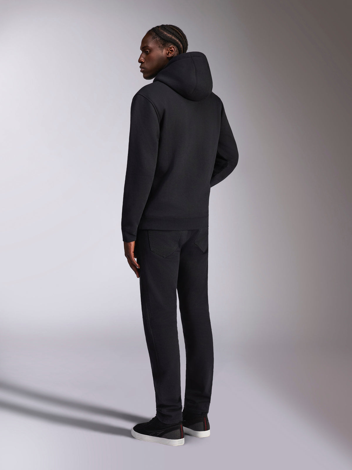Alpinestars Pulse Hoodie, casual streetwear, zwart, achteraanzicht van model met effen zwarte pullover fleece met capuchon, minimalistisch ontwerp met geribde manchetten en zoom