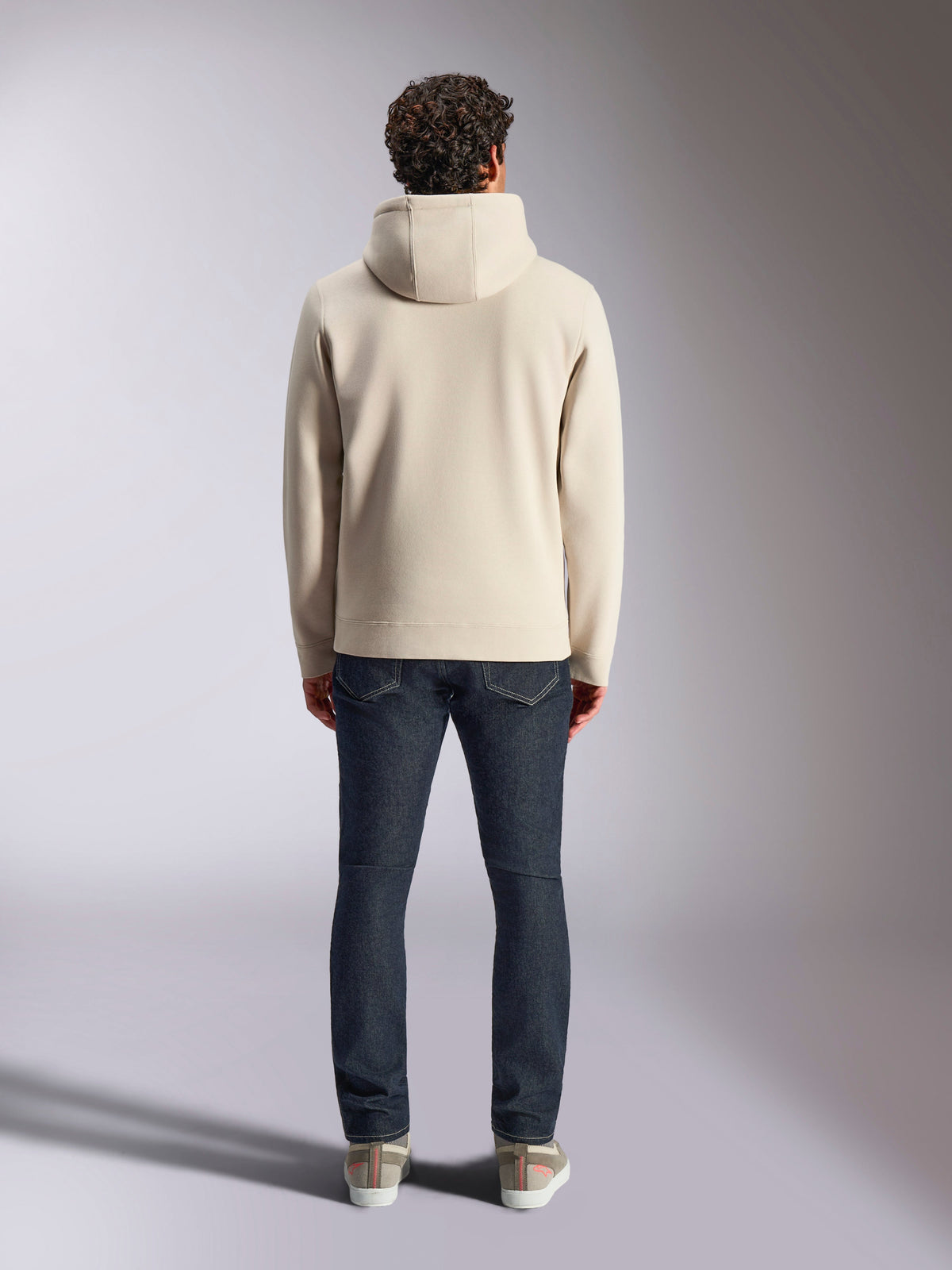 Alpinestars Pulse Hoodie, streetwear décontracté, blanc cassé, vue de dos sur un mannequin portant un jean en denim foncé et des baskets, sweat à capuche en polaire avec poignets et ourlet en côtes
