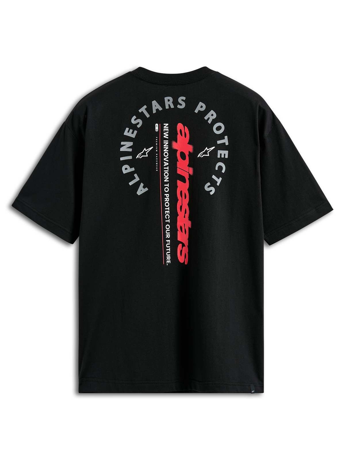Alpinestars Overhang Oversized CSF Tee, T-shirt met korte mouwen, zwart, achteraanzicht met rood verticaal woordmerk en grijze 'Alpinestars Protects' grafiek, casual motorsport streetwear