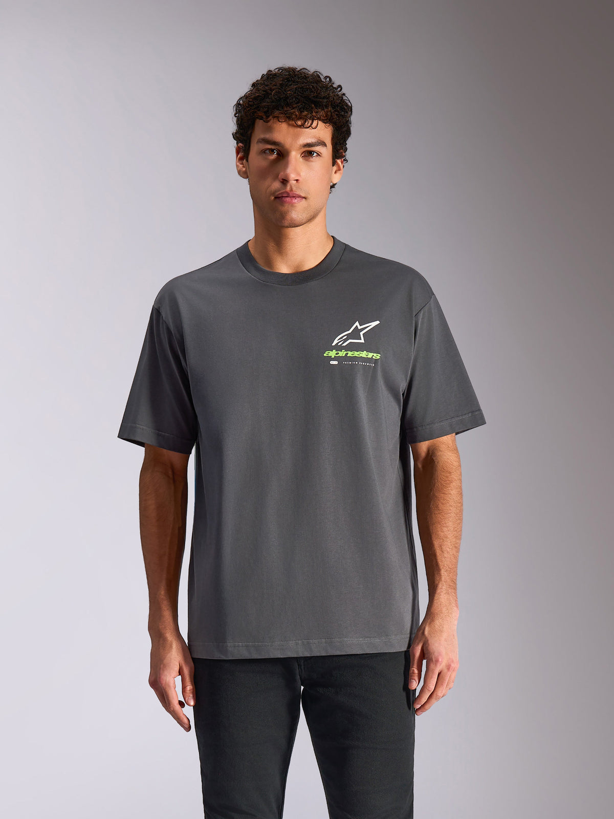 Alpinestars Overhang Oversized CSF Tee, antracietgrijs T-shirt met korte mouwen, wit Astars-logo met limegroene branding, casual oversized motorsport streetwear