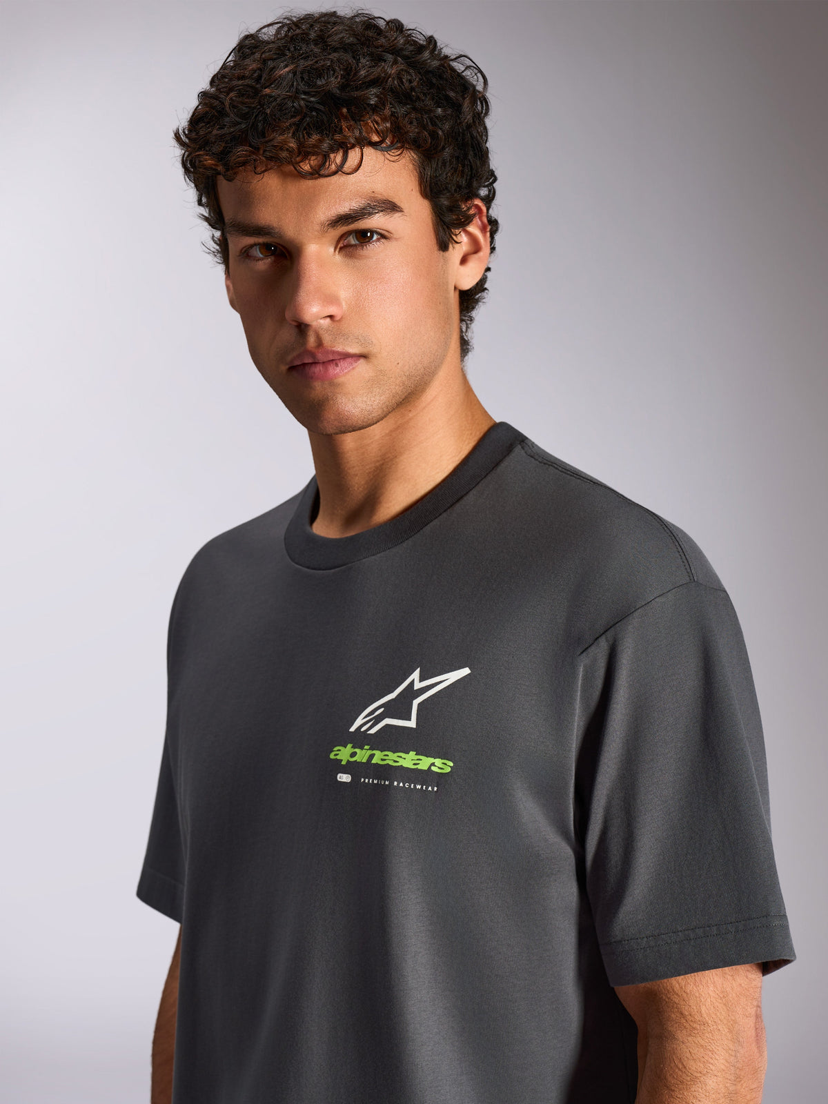 Alpinestars Overhang Oversized CSF Tee, T-shirt met korte mouwen, antracietgrijs, witte ster en groen logo op de borst, casual motorsport-geïnspireerde sportkleding